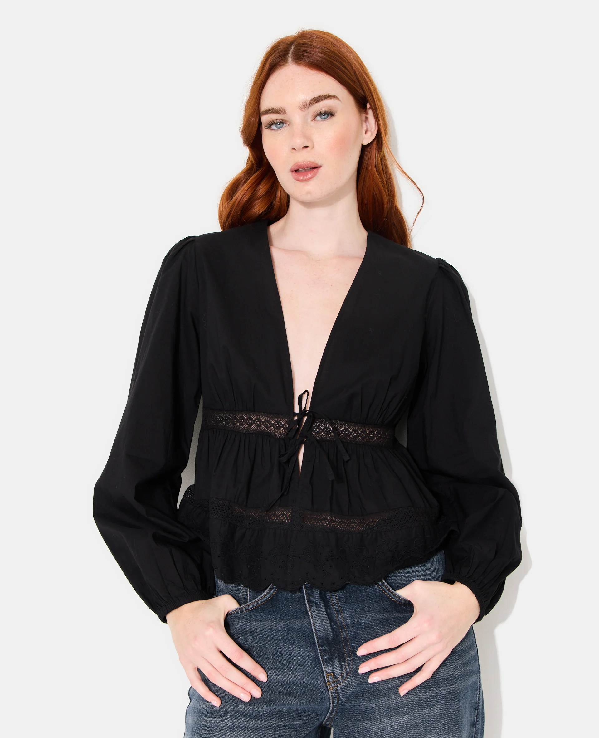 Blouse avec dentelle et nouettes - Image 5