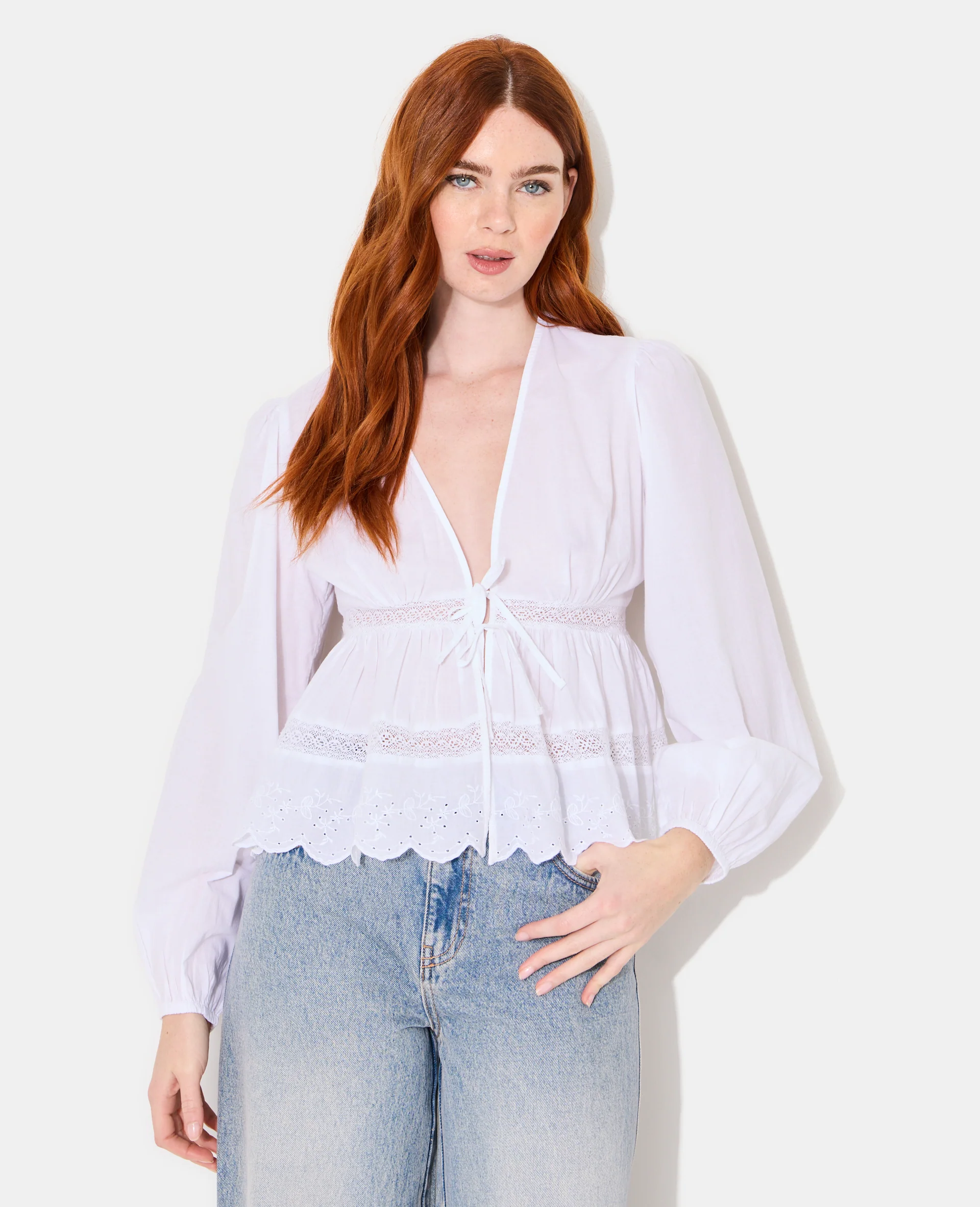 Blouse avec dentelle et nouettes