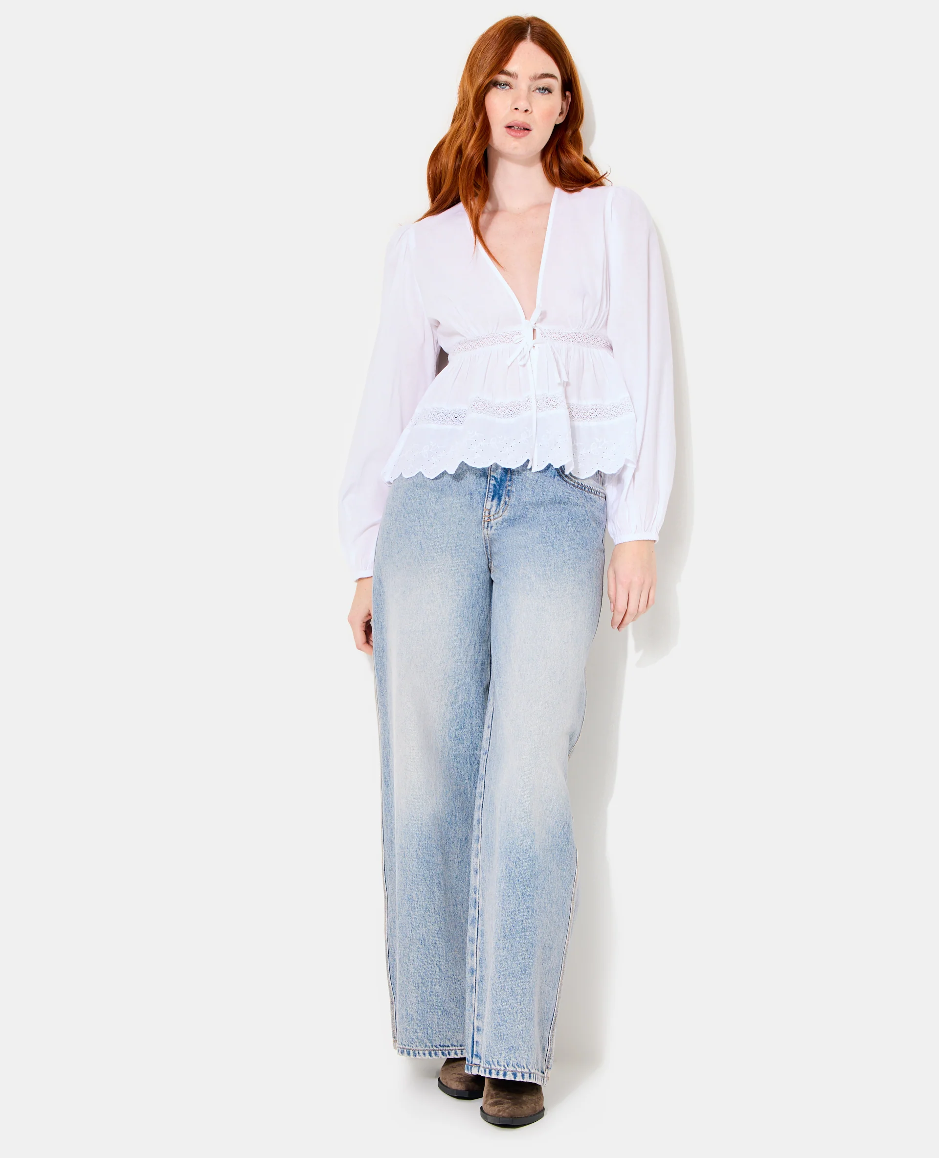 Blouse avec dentelle et nouettes - Image 3
