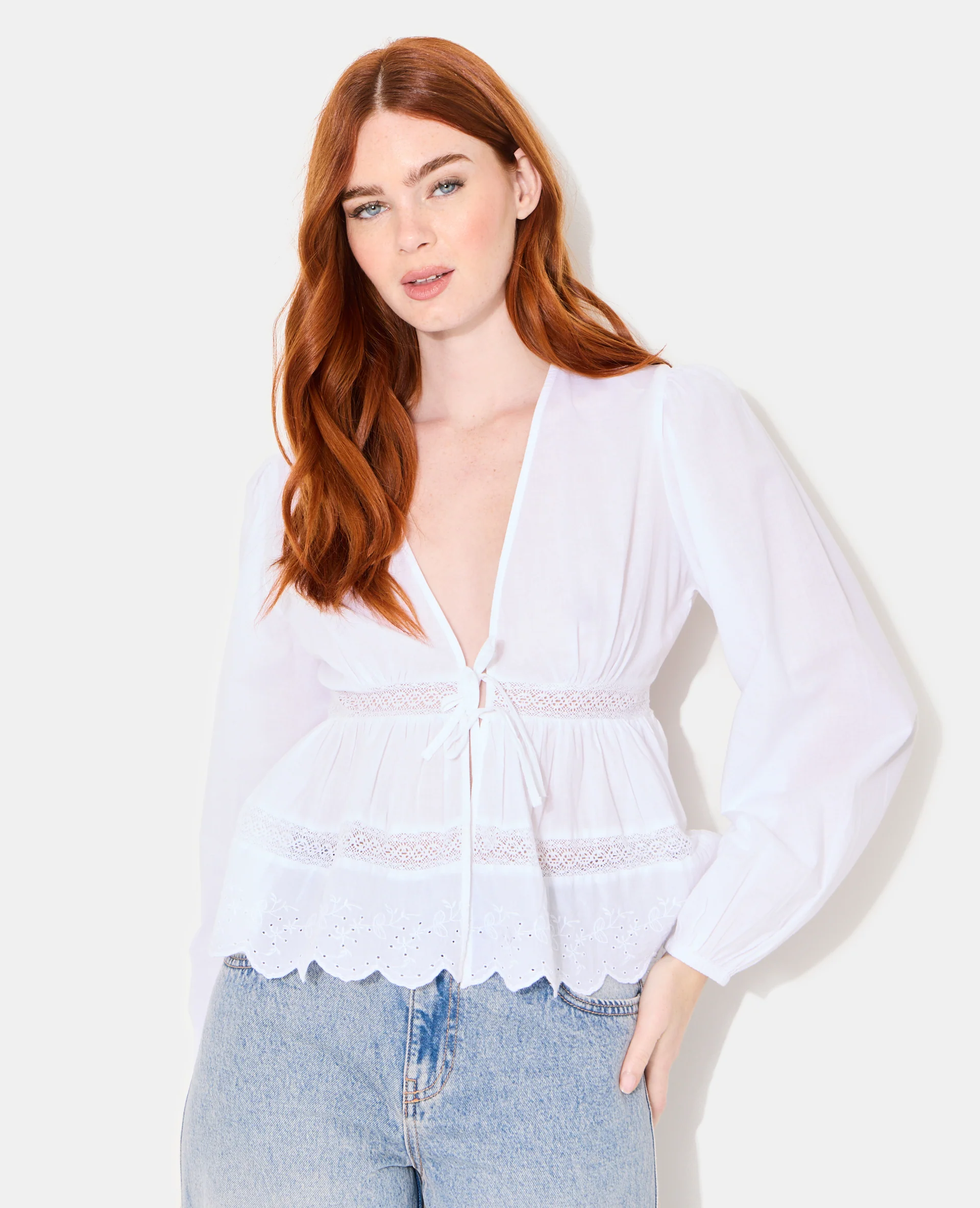 Blouse avec dentelle et nouettes - Image 5