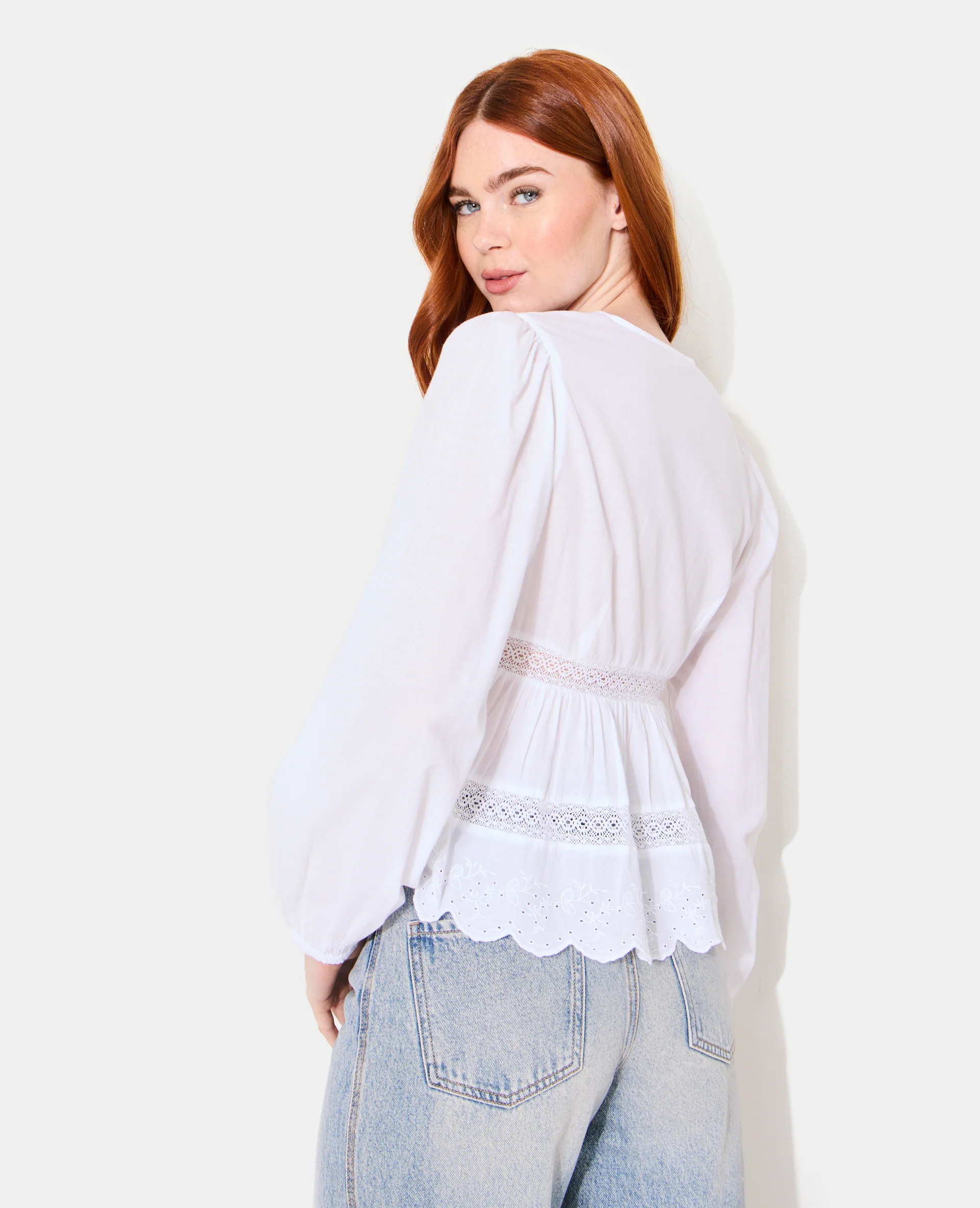 Blouse avec dentelle et nouettes - Image 6
