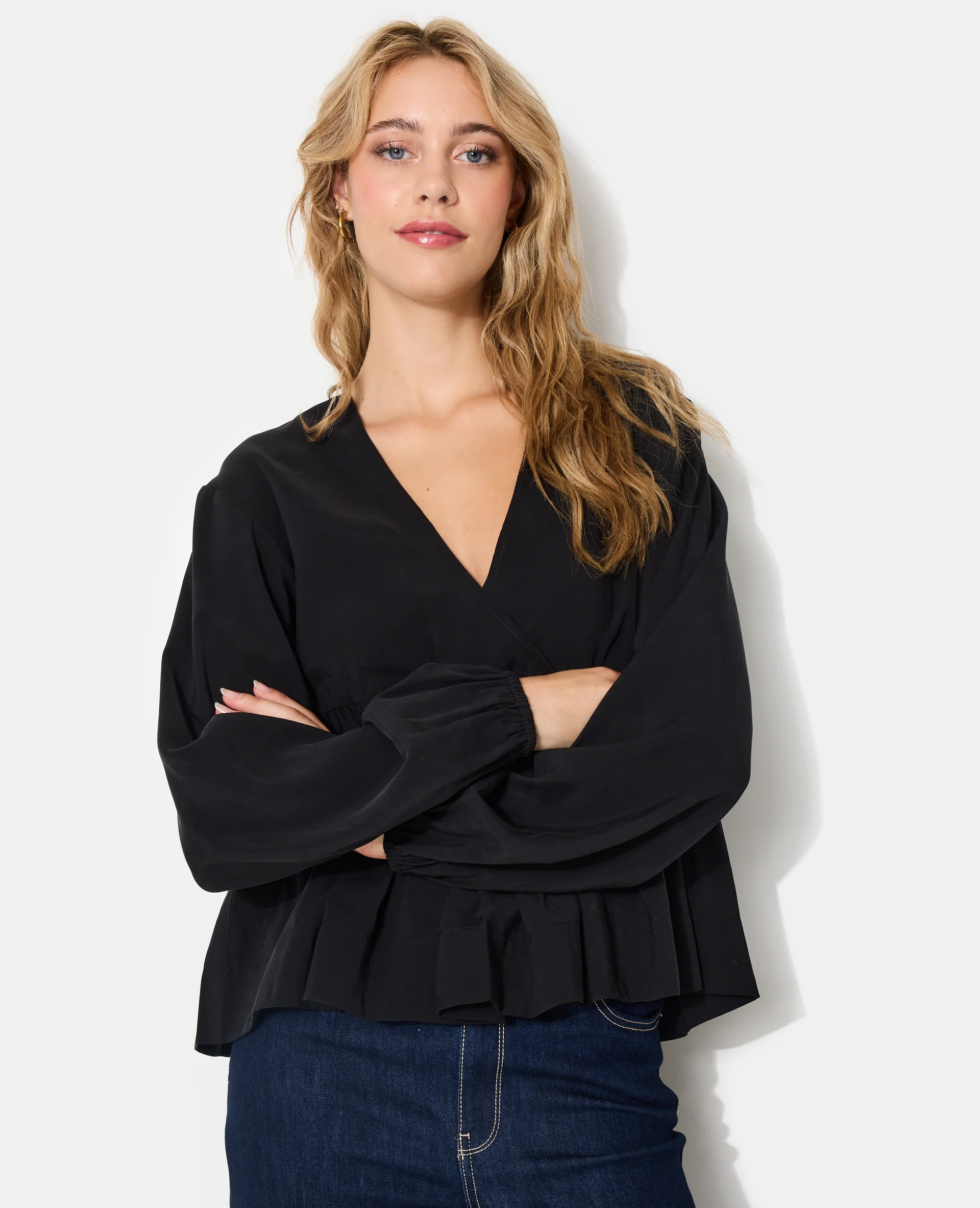 Blouse cache-coeur en tissu effet peau de pĂȘche