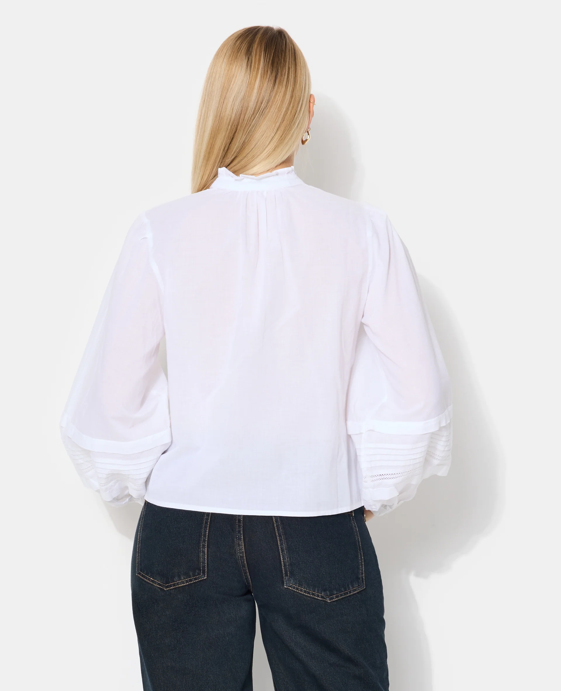 Blouse col volanté avec plis et dentelle - Image 6