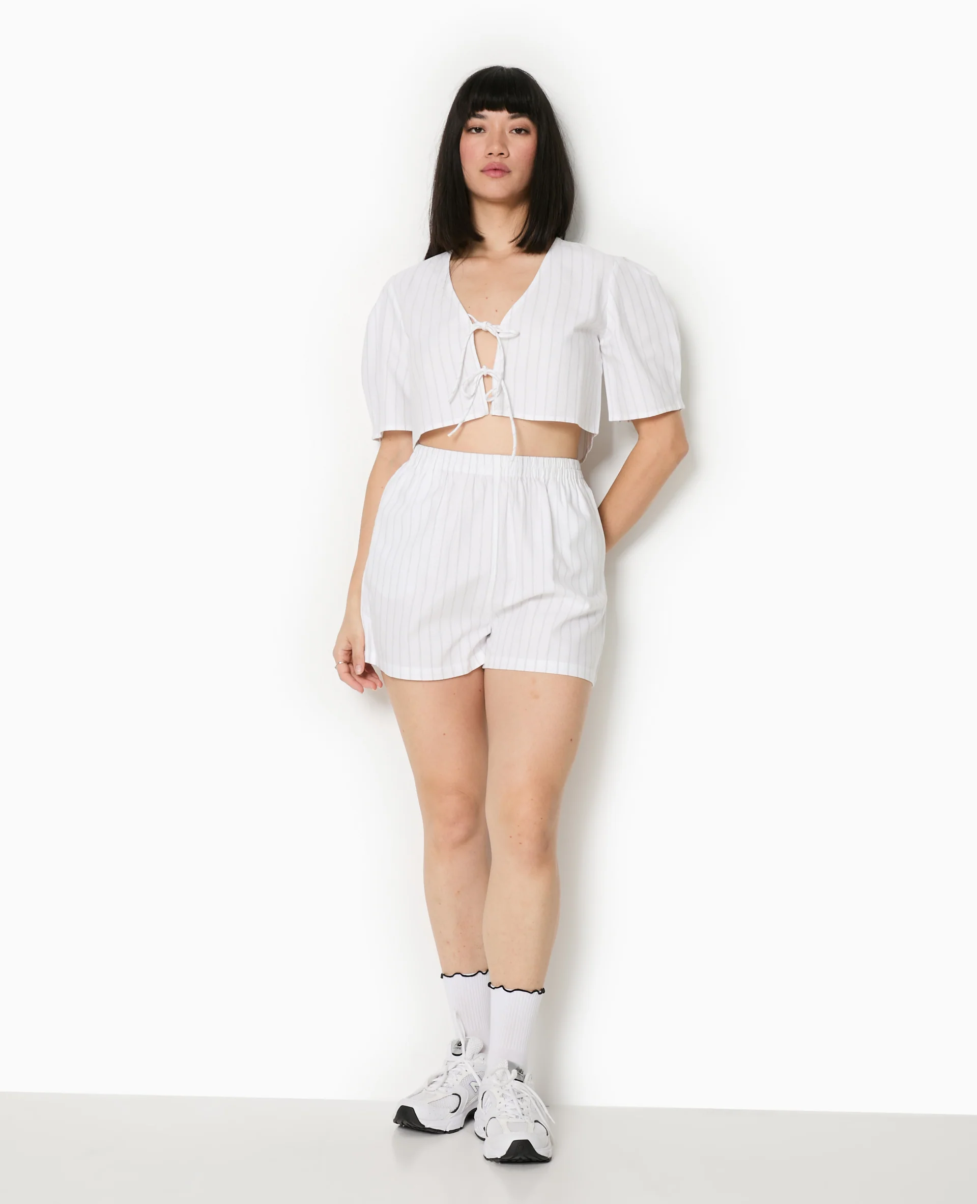 Blouse courte rayée avec nouettes - Image 7
