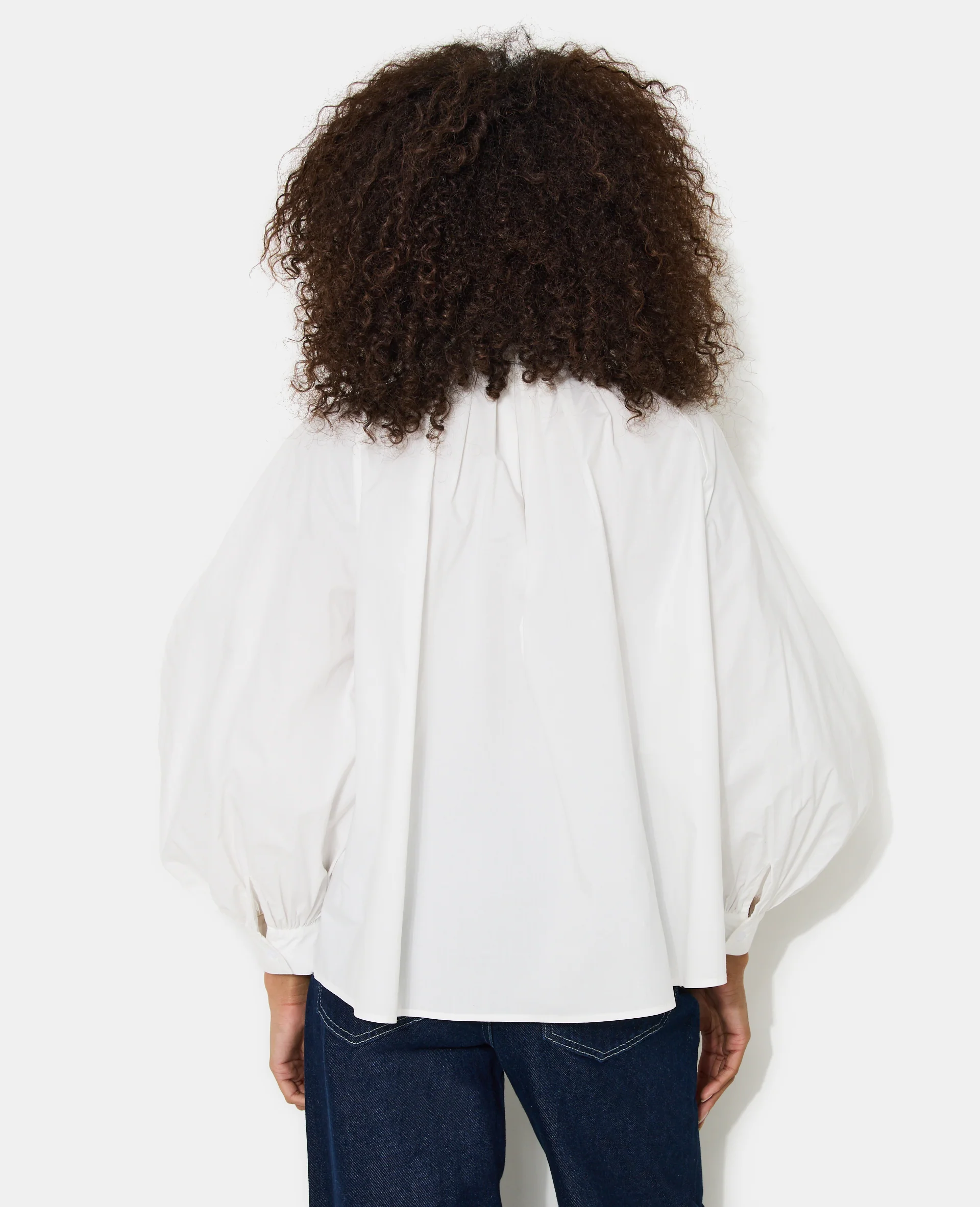 Blouse en popeline avec pinces et manches ballons - Image 6