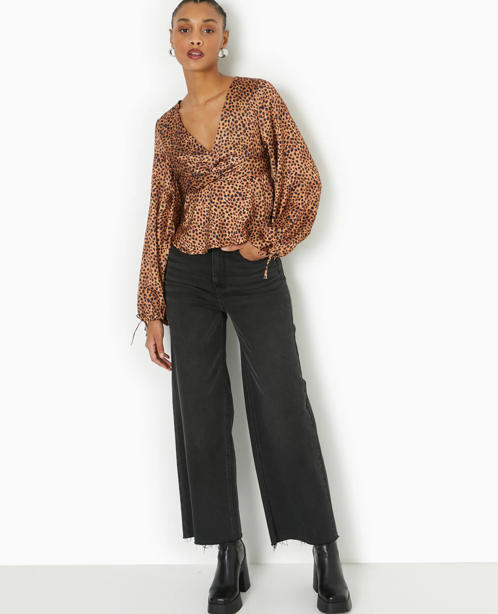Blouse en tissu satiné motif léopard - Image 2
