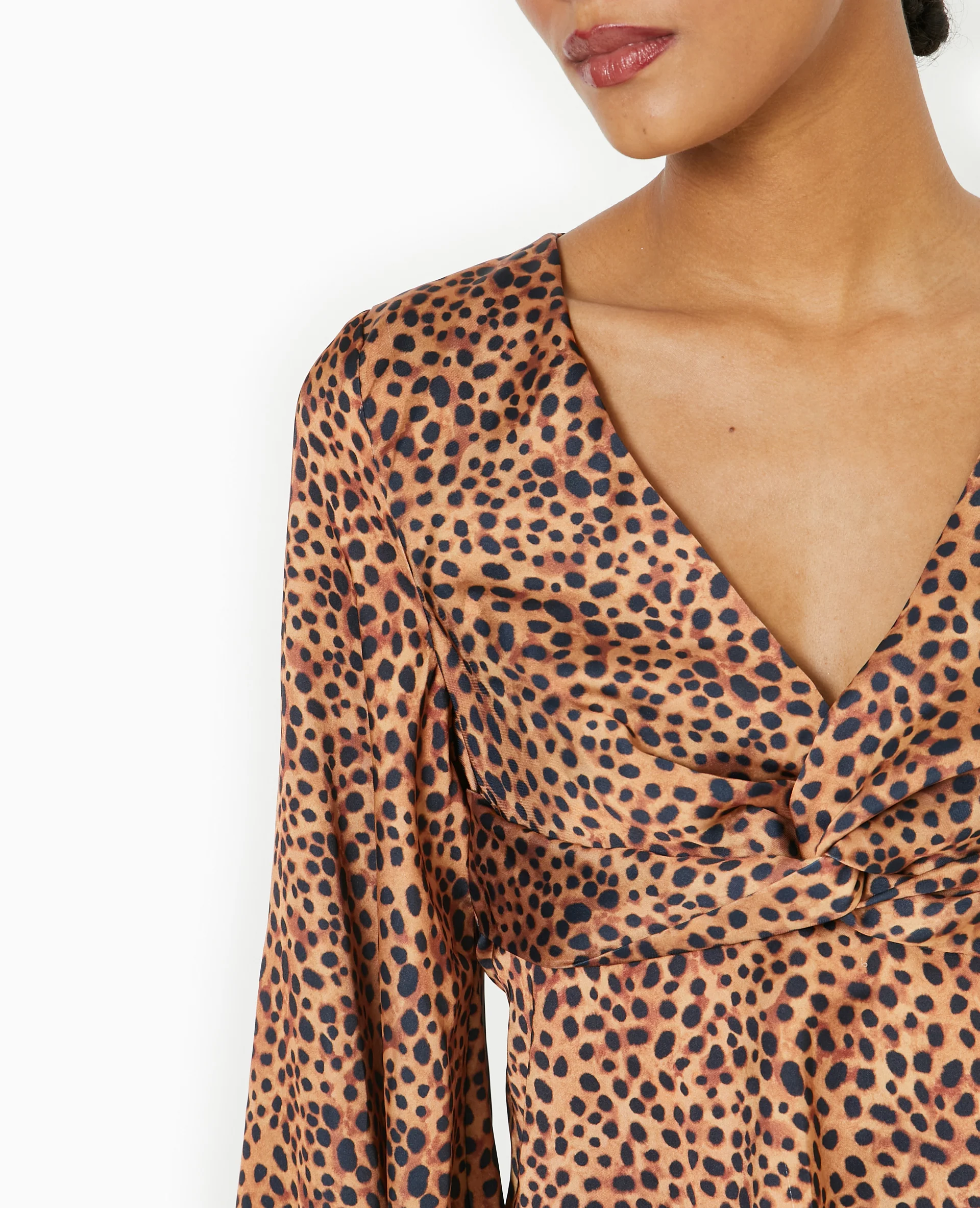 Blouse en tissu satiné motif léopard - Image 3