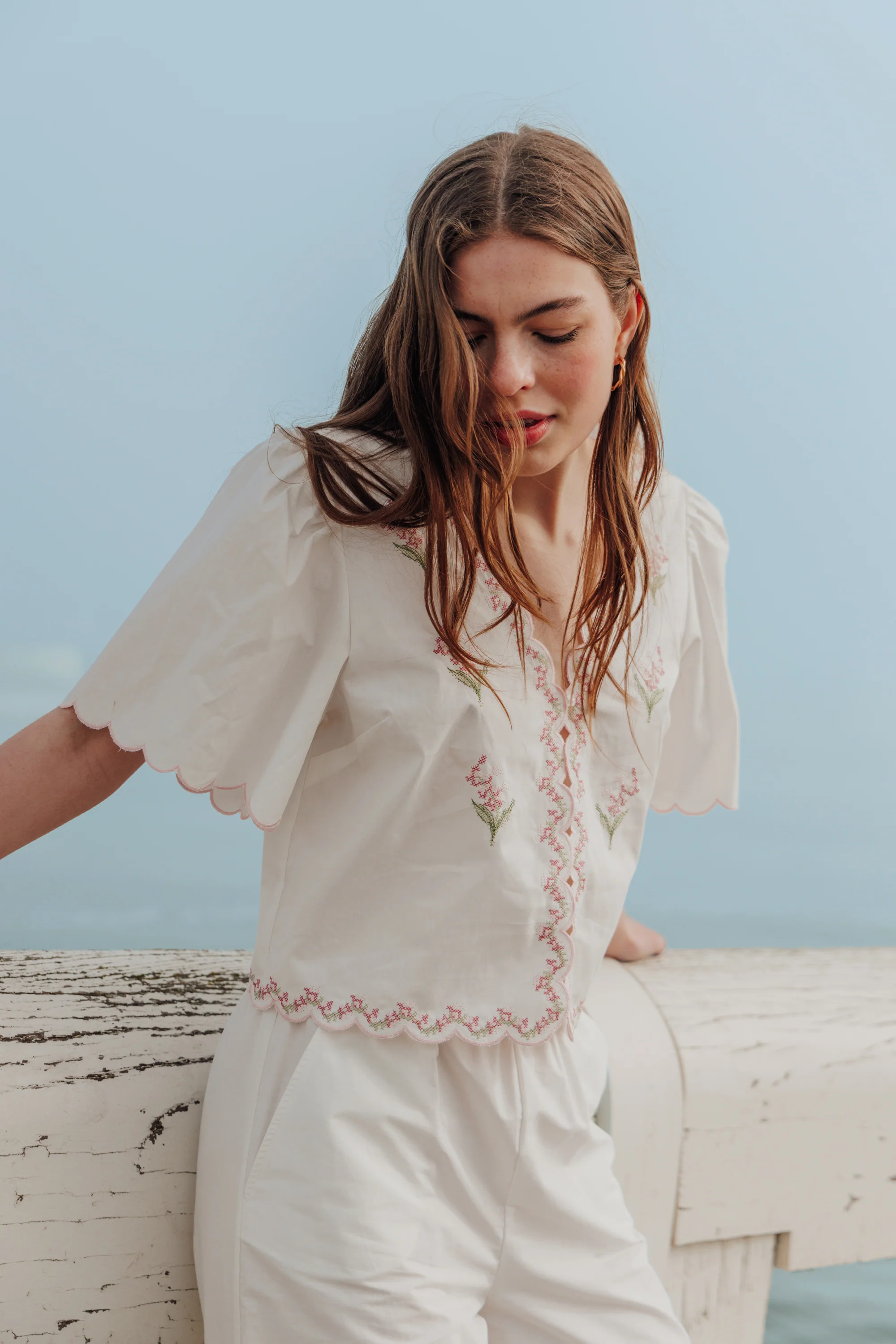 Blouse manches courtes avec fleurs points de croix