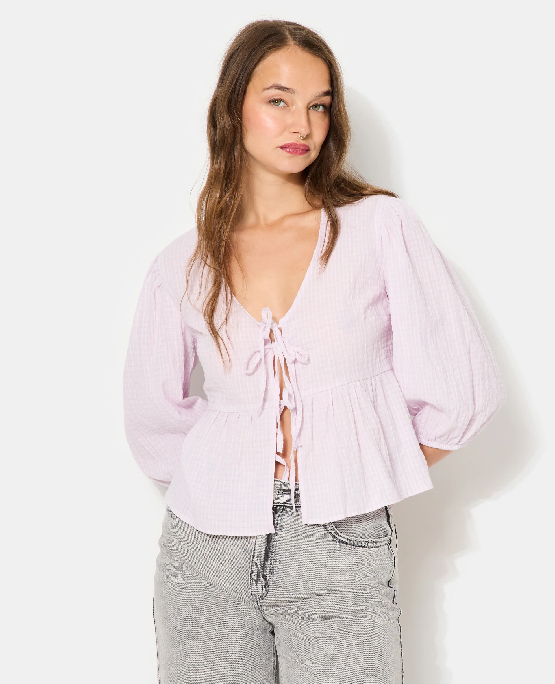 Blouse rayée avec nouettes et manches ballons - Image 5