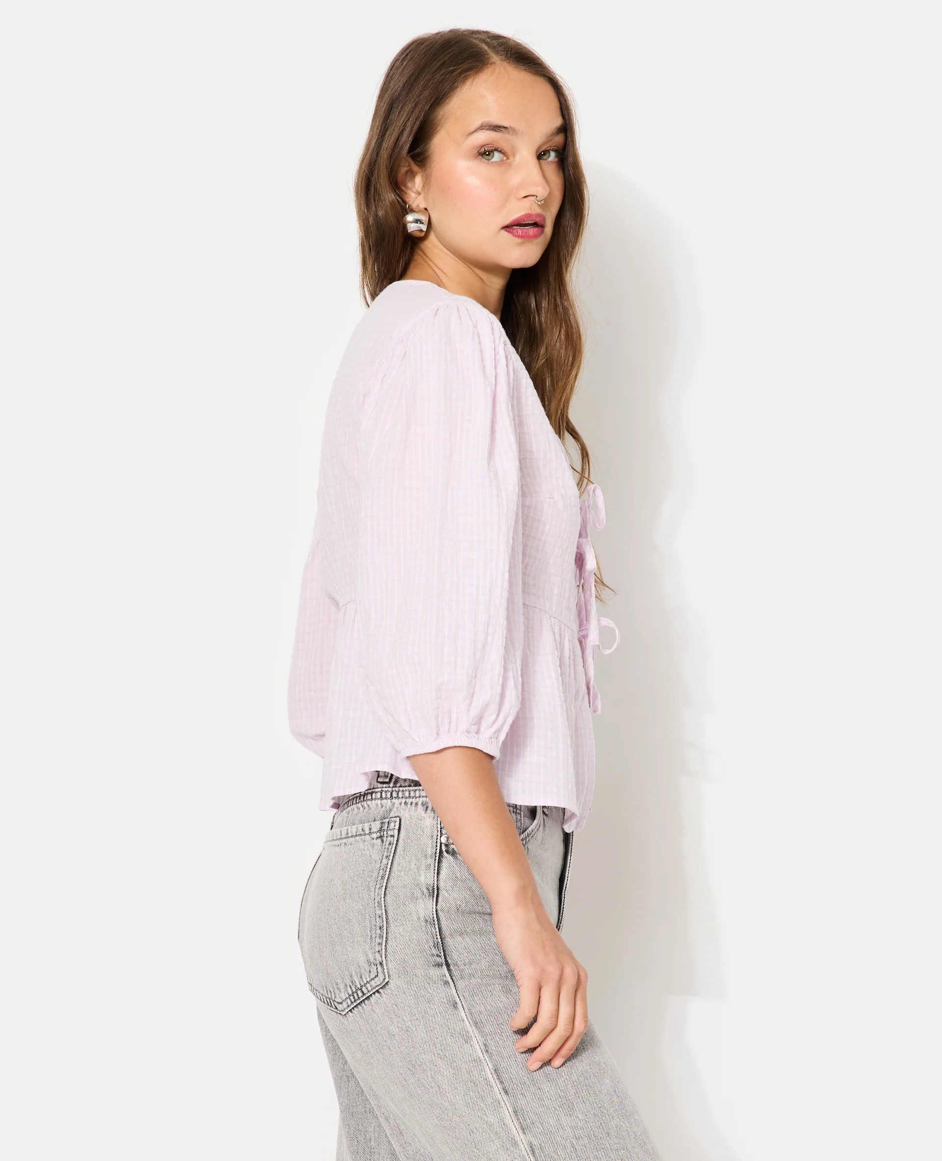 Blouse rayée avec nouettes et manches ballons - Image 7