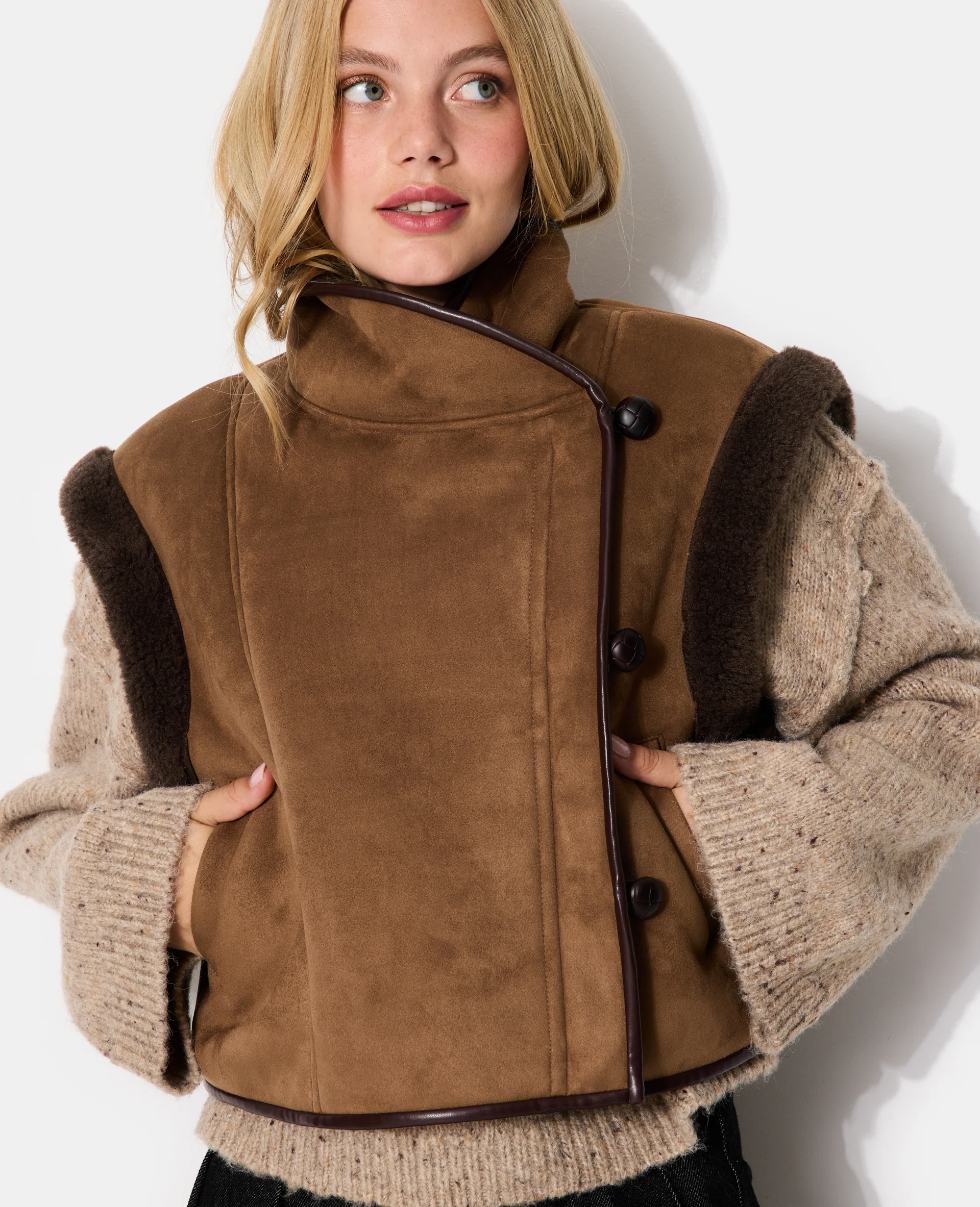 Blouson sans manches façon peau lainée - Image 5