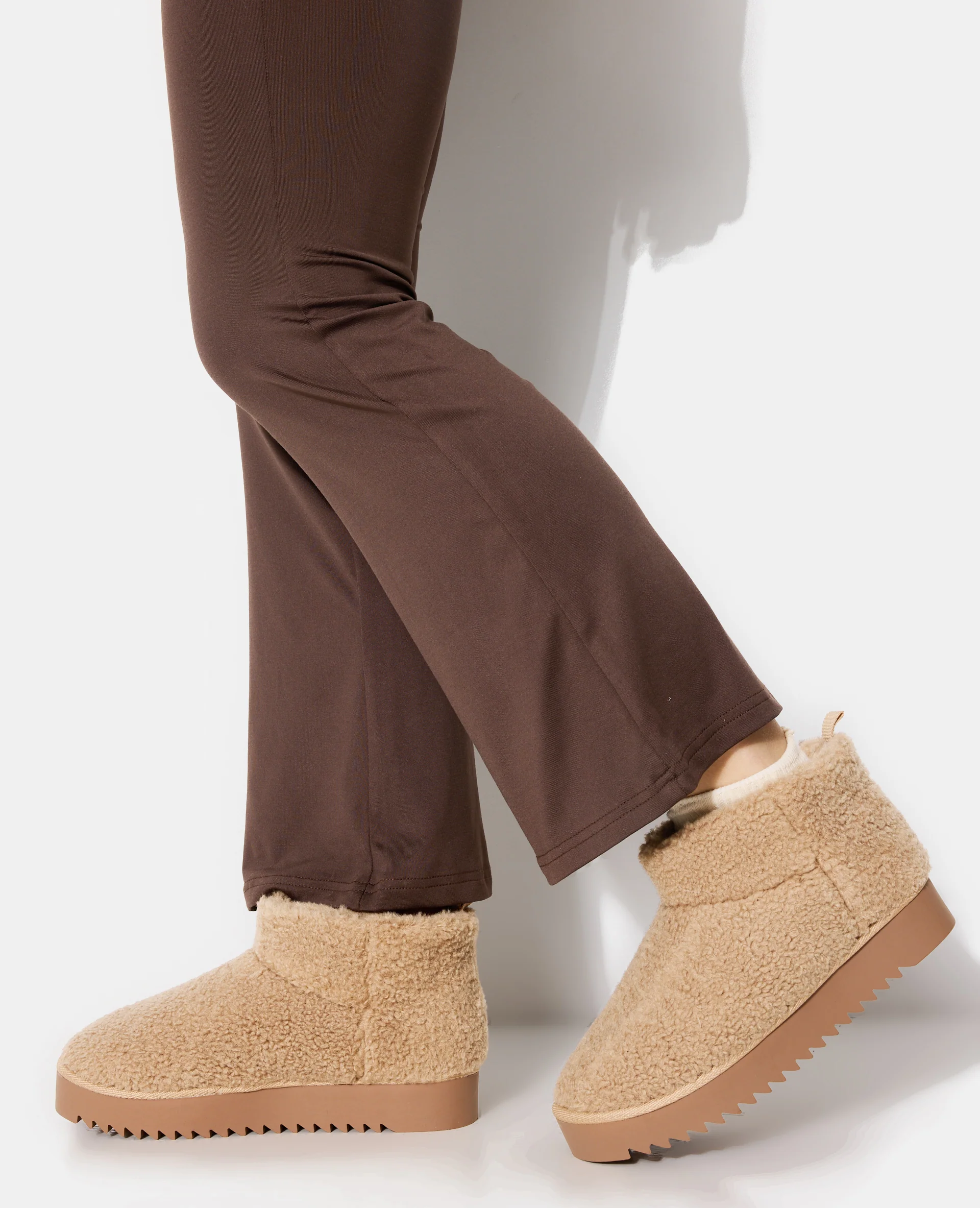 Boots courtes en sherpa avec semelles crantées - Image 2