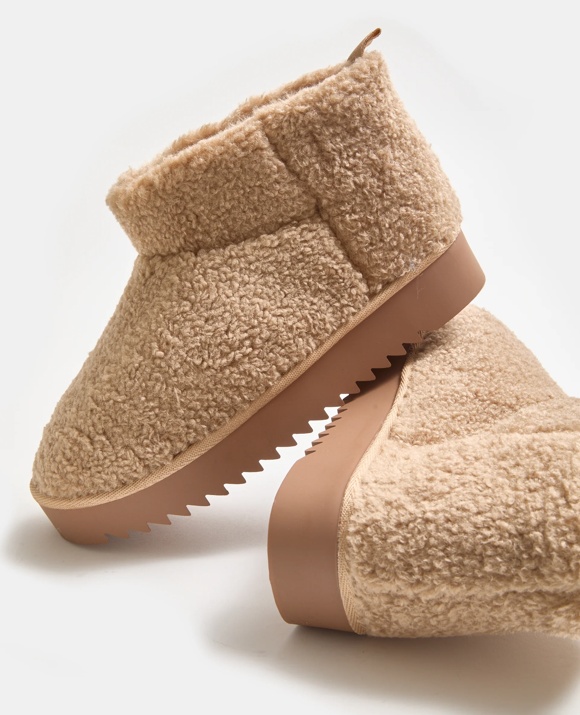 Boots courtes en sherpa avec semelles crantées - Image 6