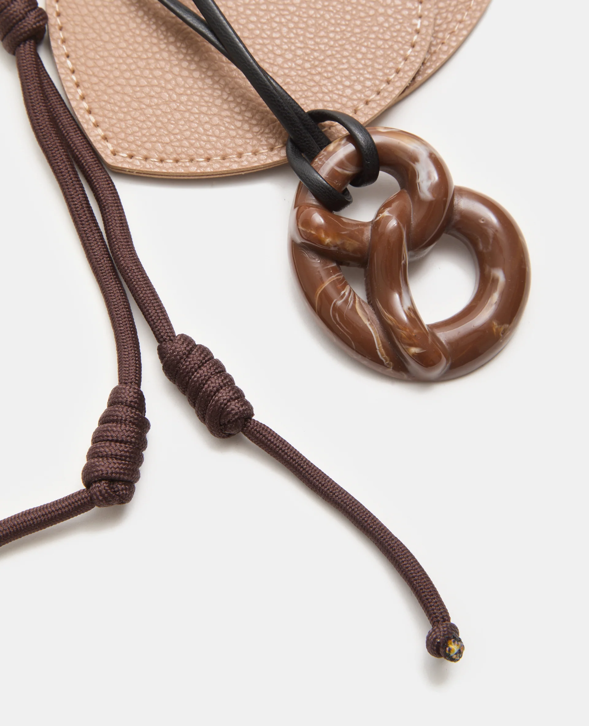 Déco de sac avec miroir cœur et bretzel - Image 4