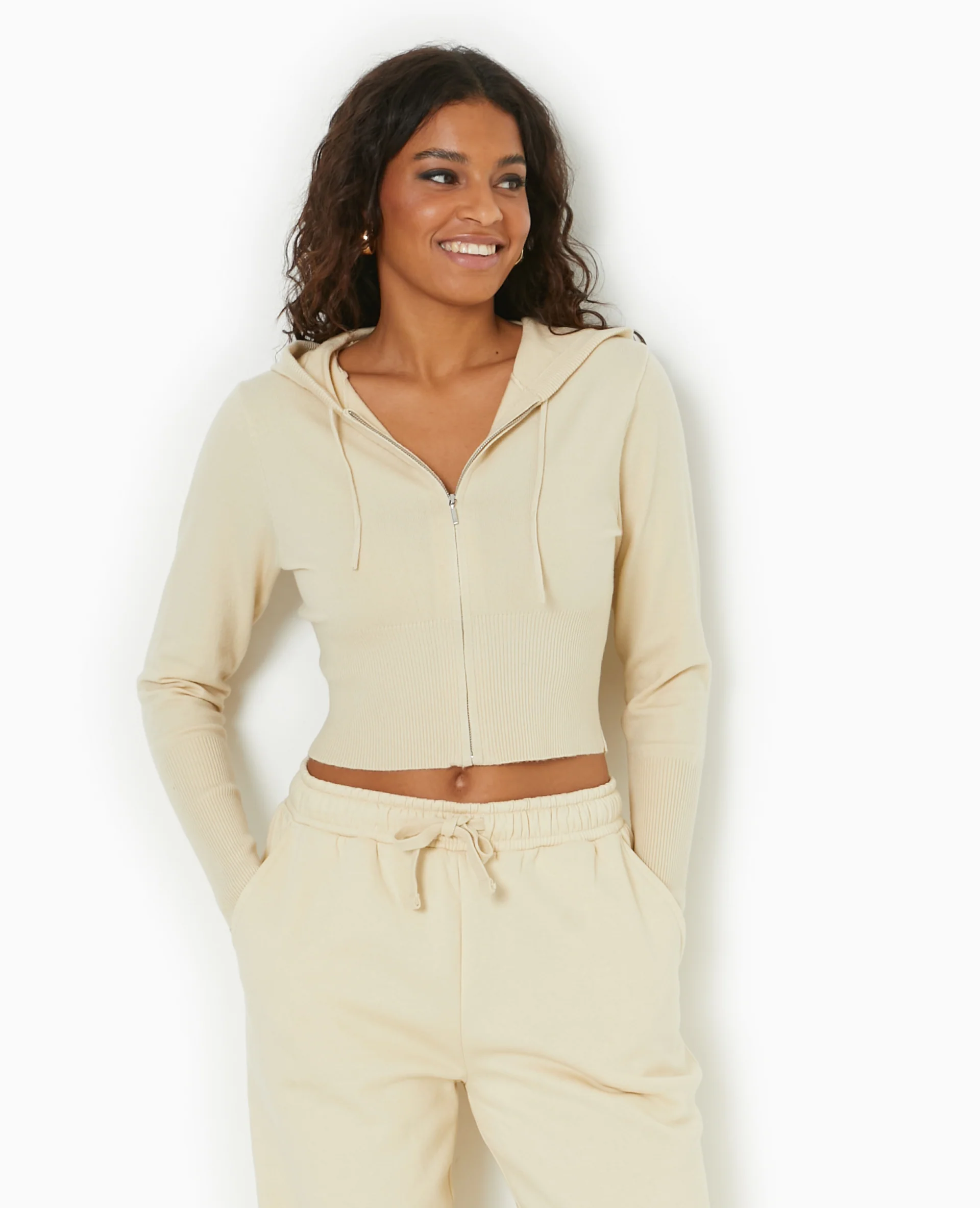 Gilet court zippé en maille fine avec capuche - Image 5