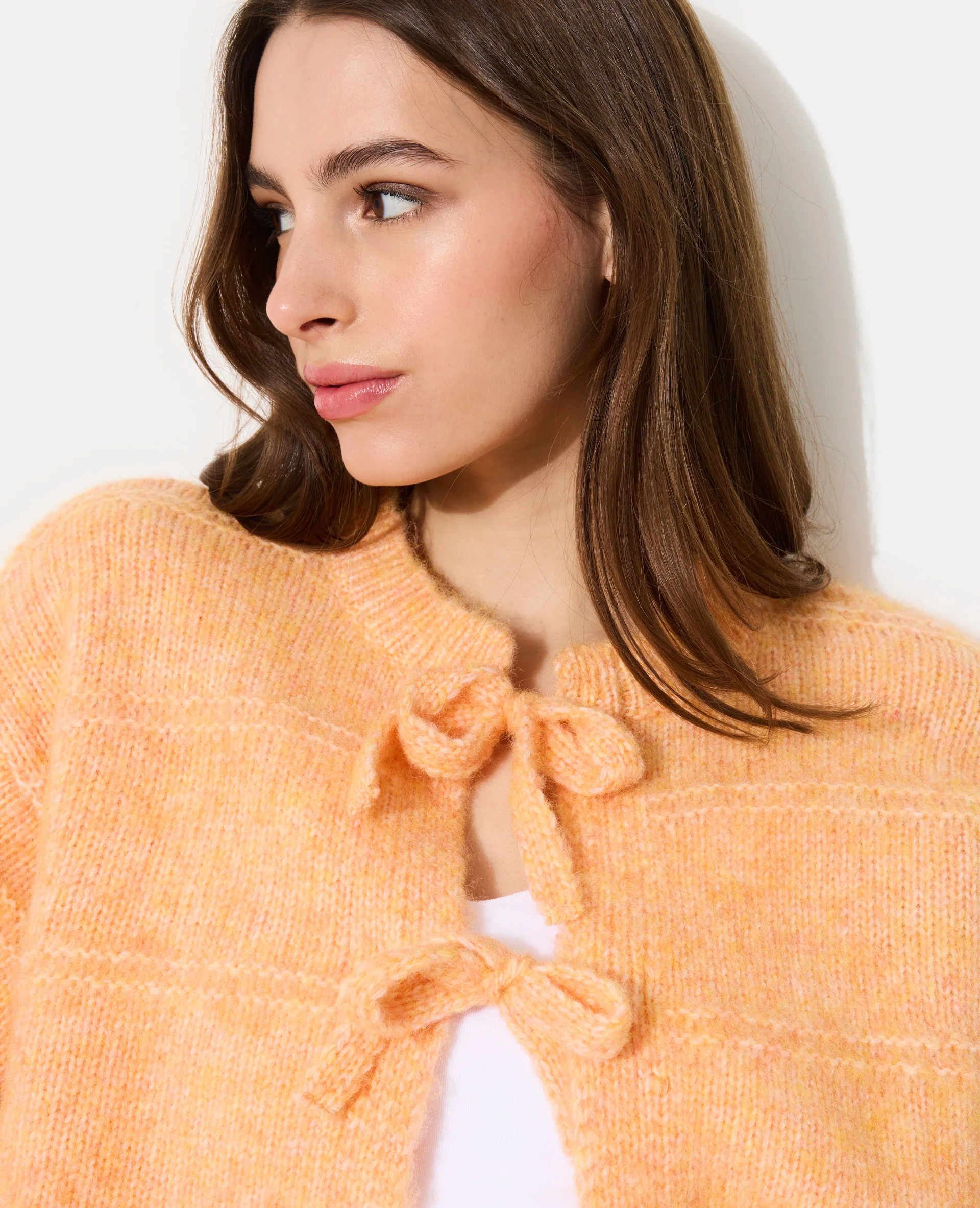 Gilet en maille fantaisie avec nouettes et volants - Image 2