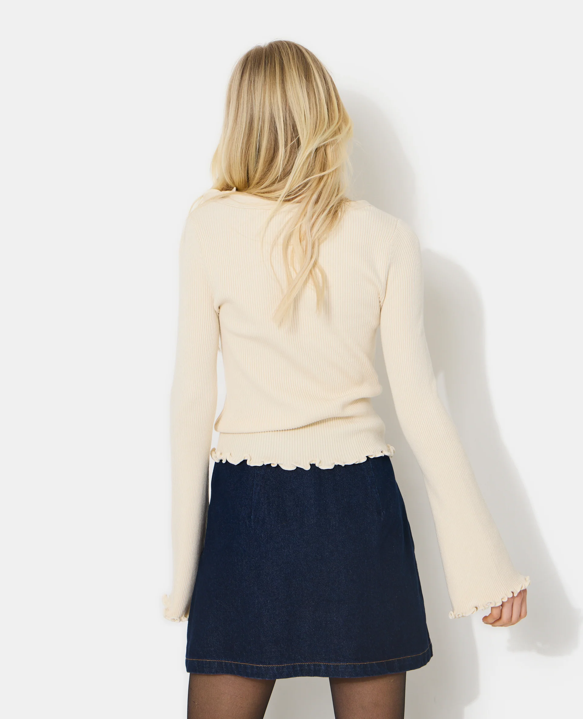 Gilet maille côtelée avec volants et bords ondulés - Image 6