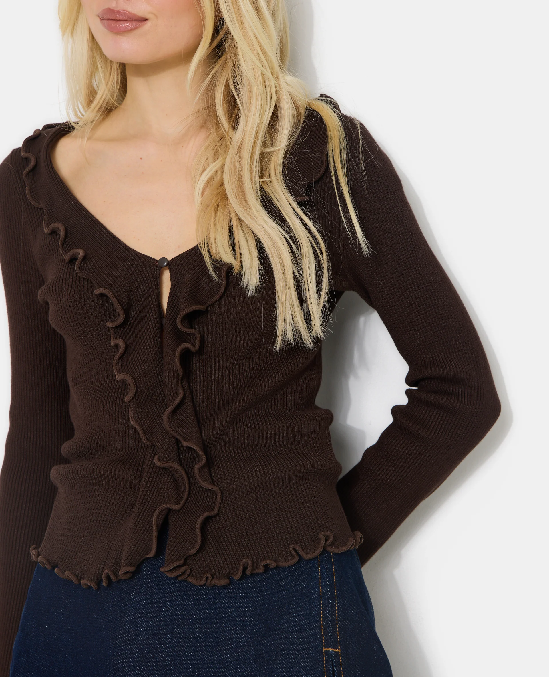 Gilet maille côtelée avec volants et bords ondulés - Image 2