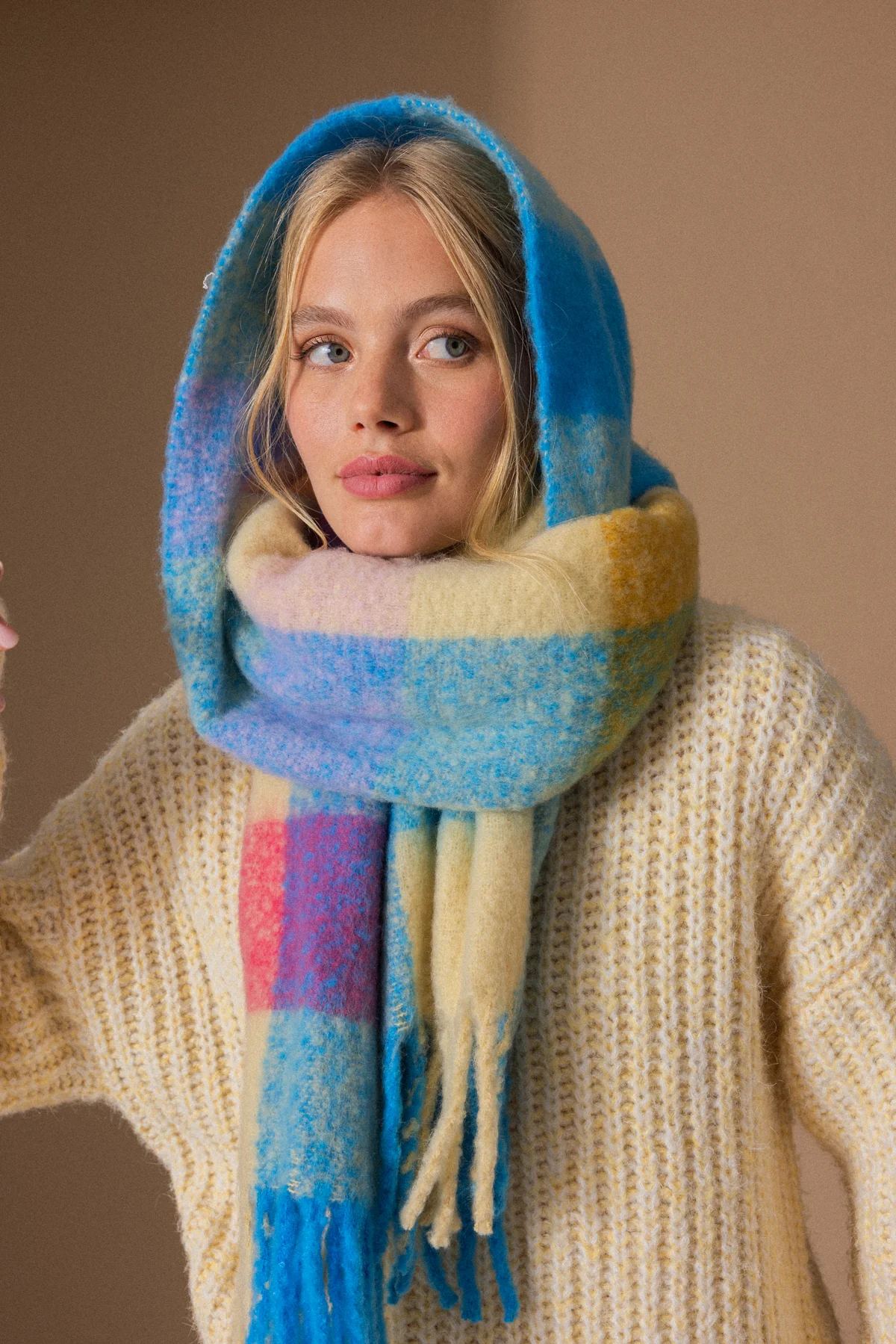 Grande écharpe multicolore en maille douce - Image 3