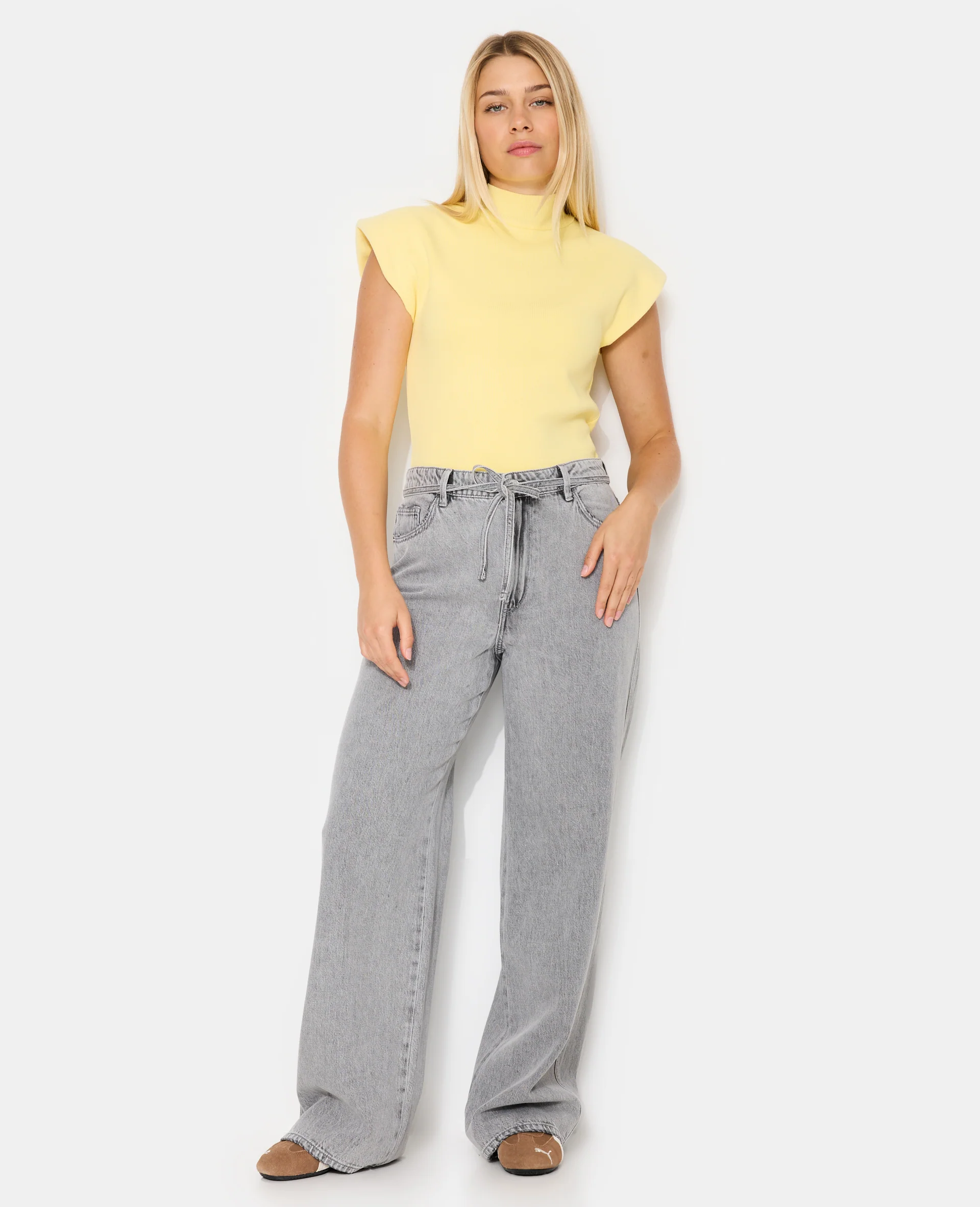 Jean baggy taille basse avec ceinture Ă nouer