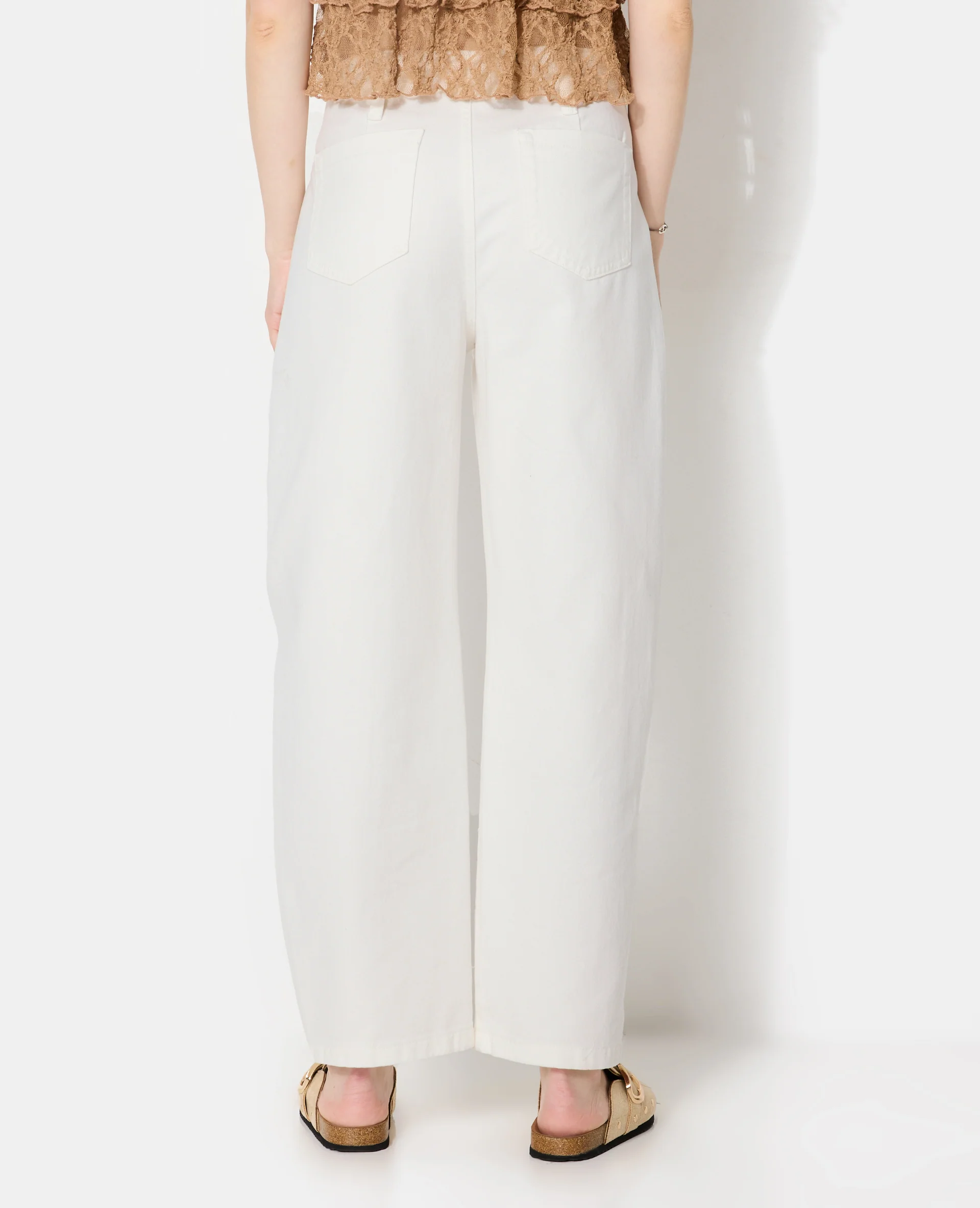 Jean barrel avec jeux de couture et bouton décalé - Image 6