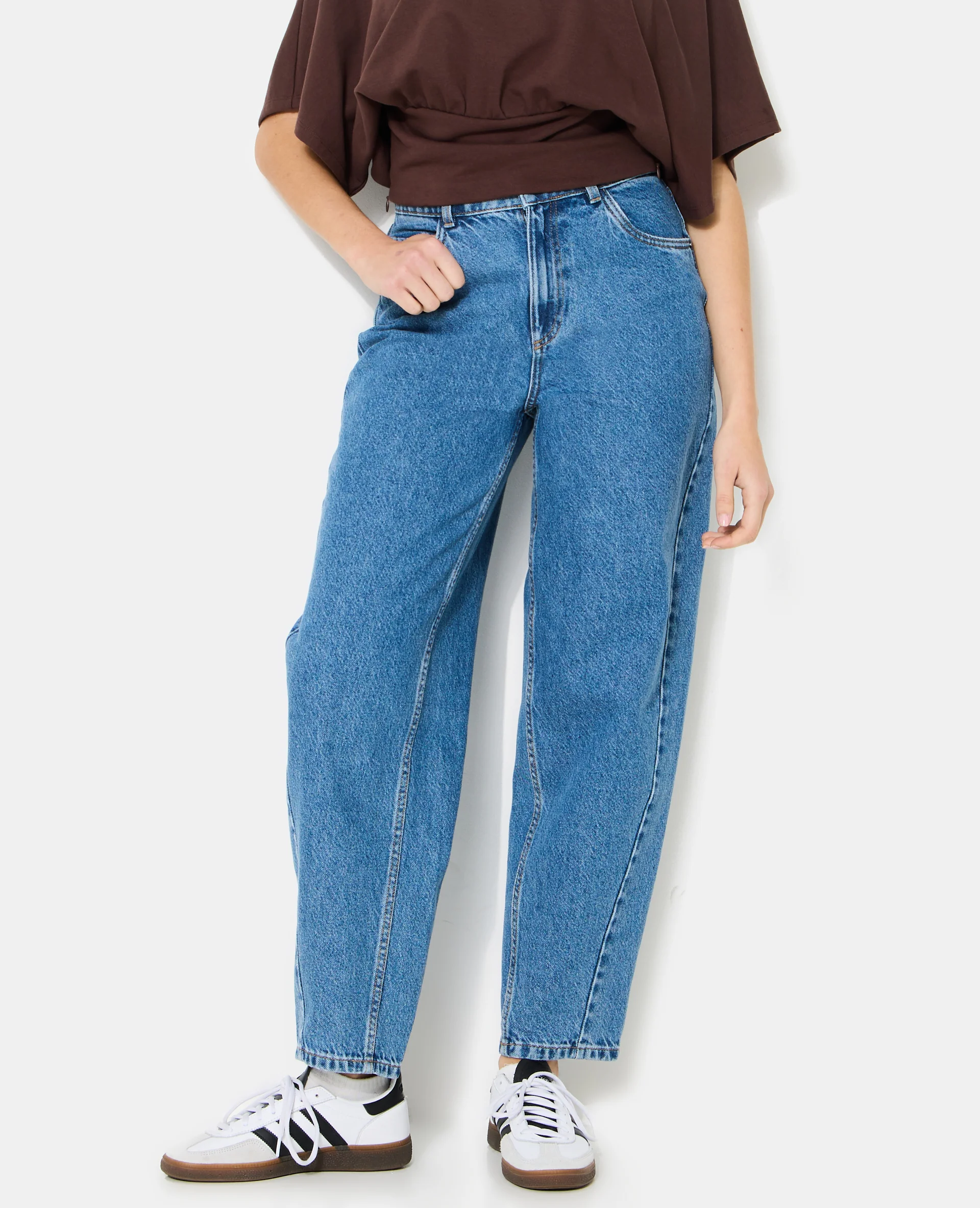 Jean barrel taille haute avec jeux de coutures - Image 5