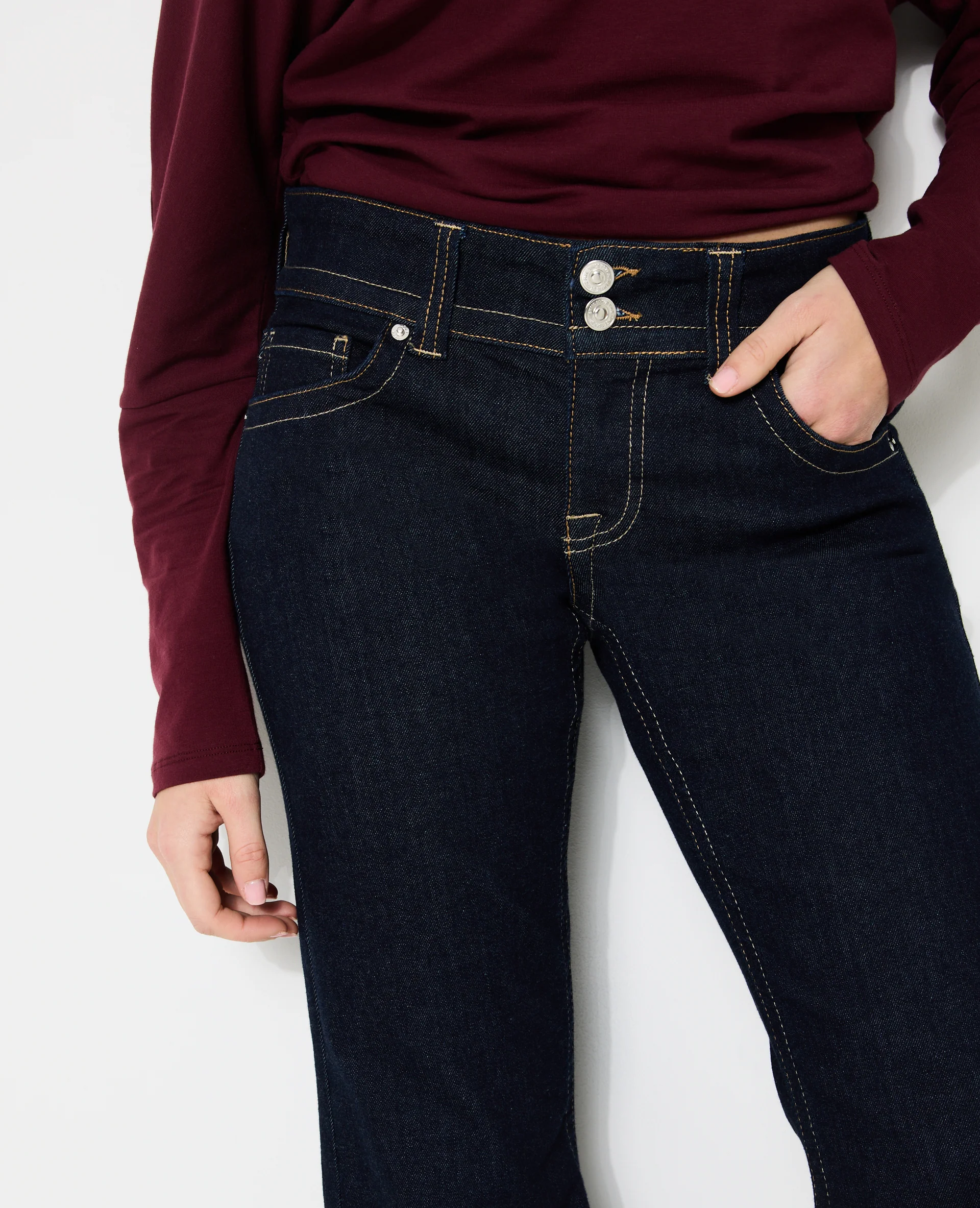 Jean flare taille basse avec 2 boutons - Image 3
