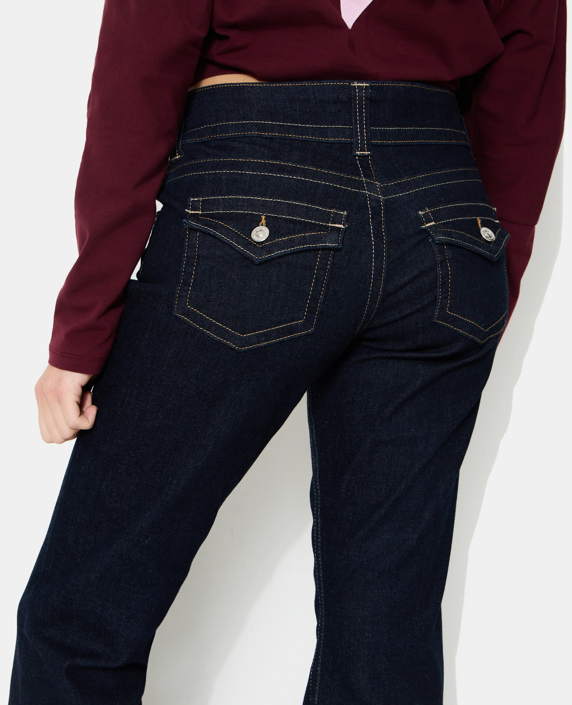 Jean flare taille basse avec 2 boutons - Image 6