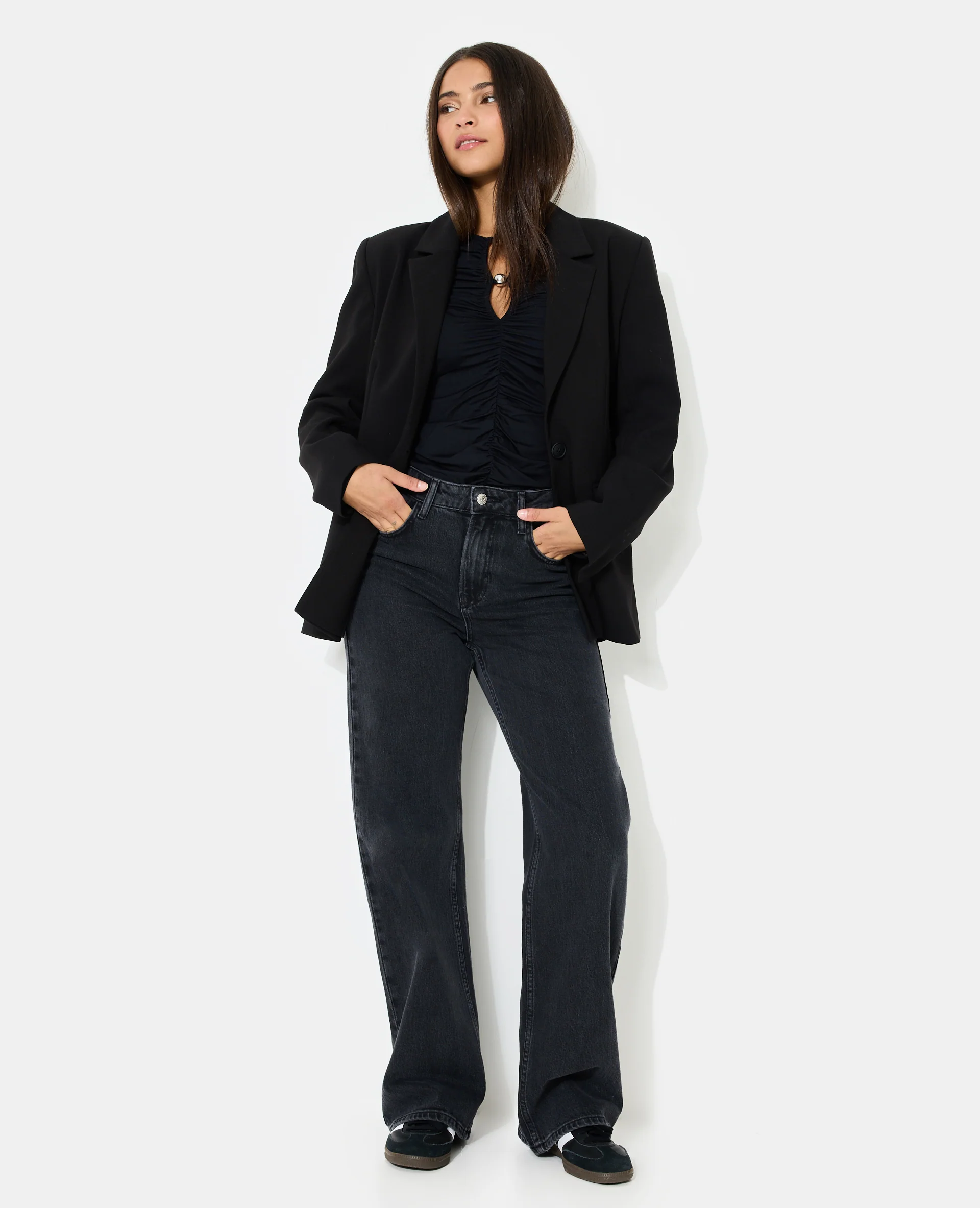 Jean straight avec étoiles strass sur poches arrières