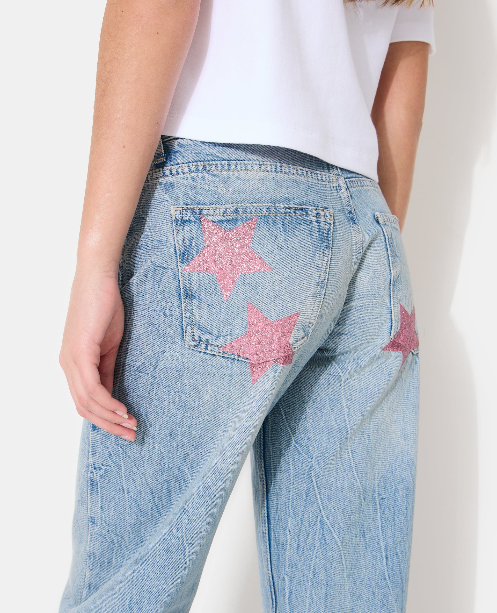 Jean straight effet froissé avec étoiles pailletées - Image 3