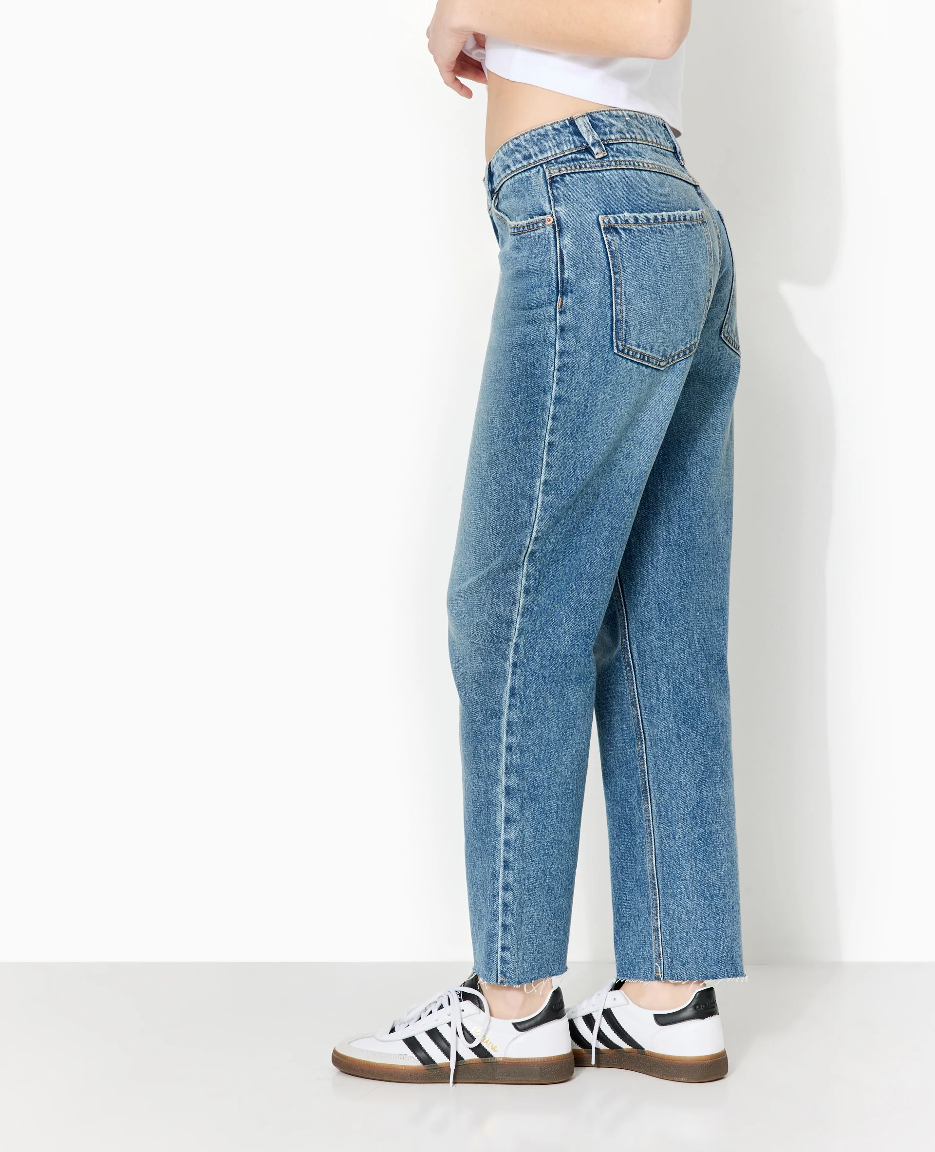 Jean straight taille haute bas coupés - Image 2