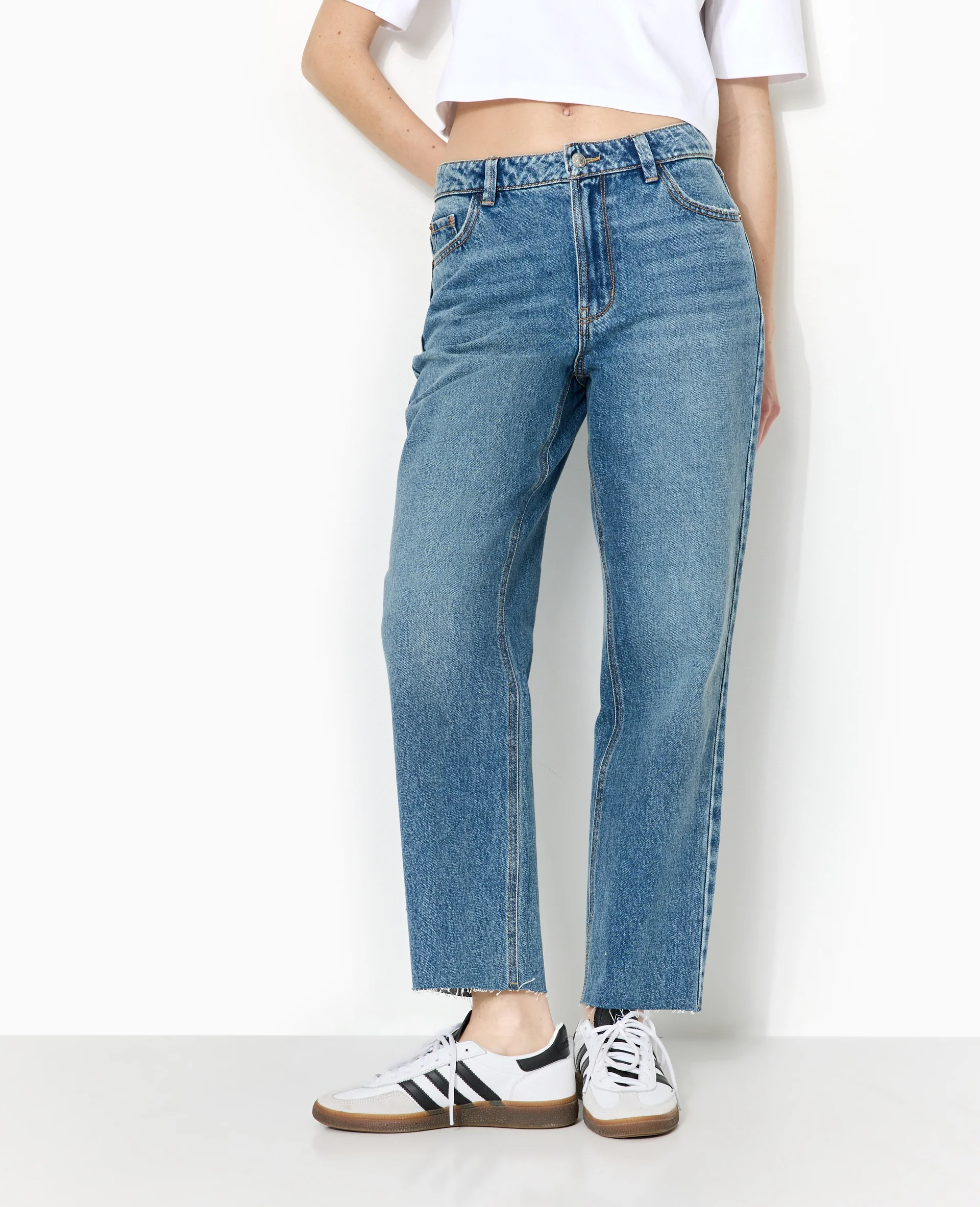 Jean straight taille haute bas coupés - Image 5