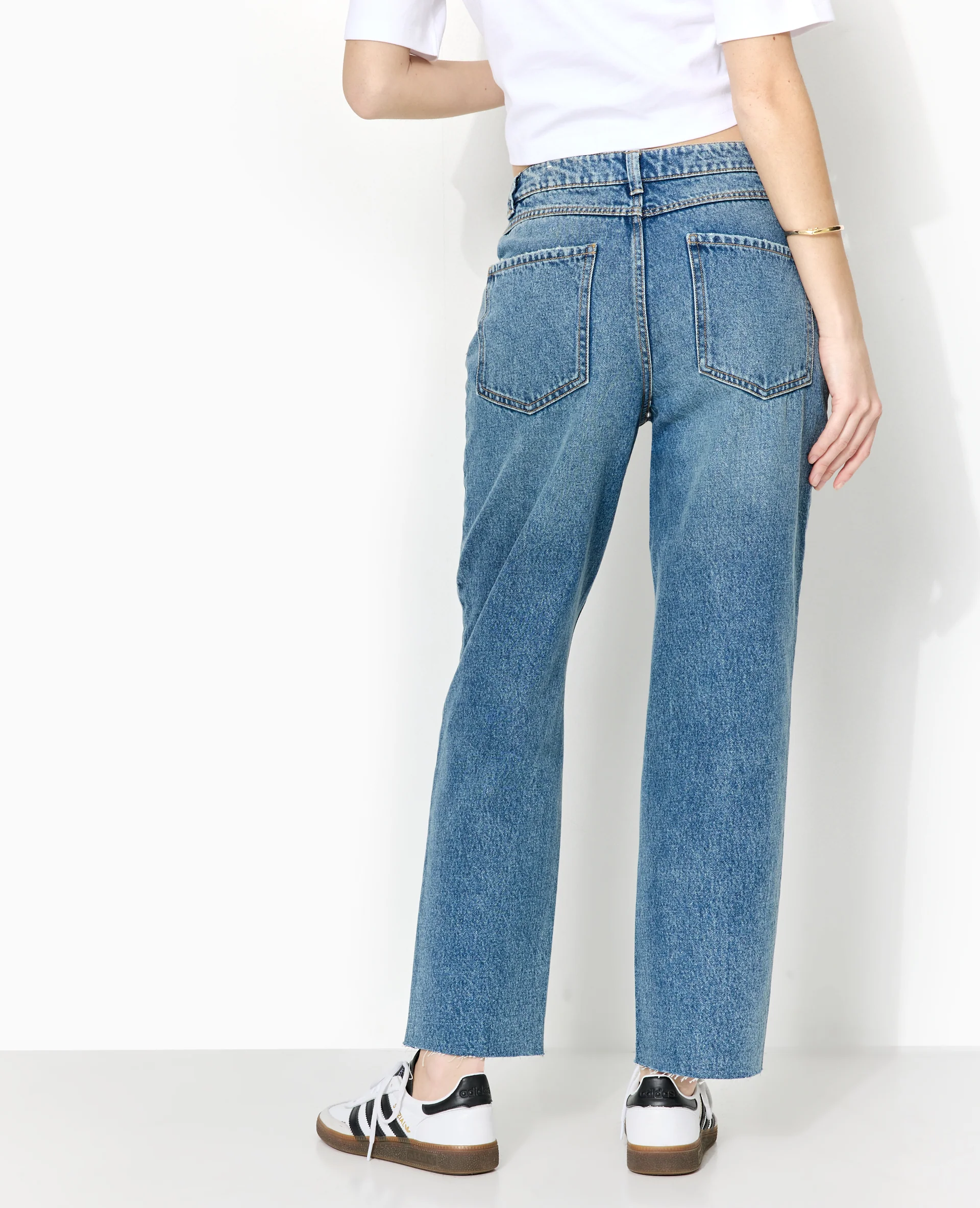 Jean straight taille haute bas coupés - Image 6