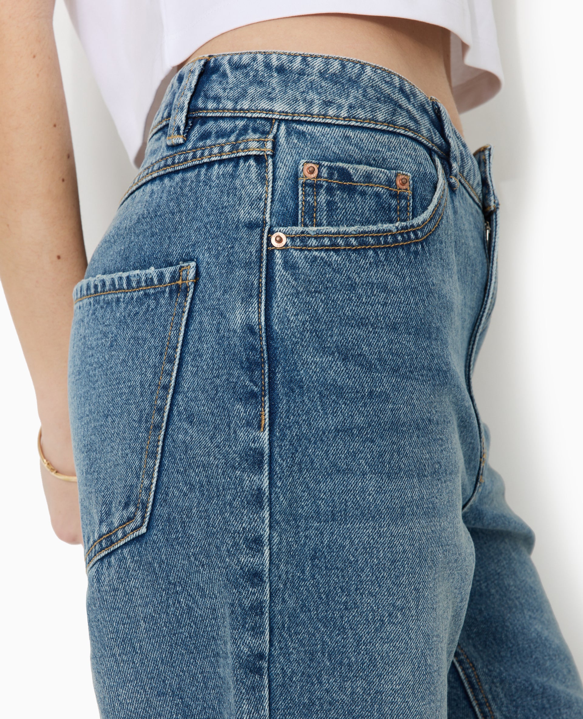 Jean straight taille haute bas coupés - Image 7