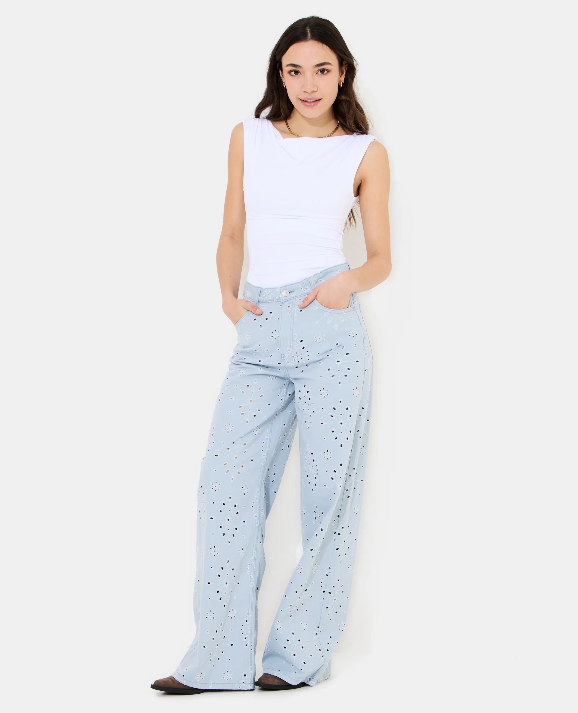 Jean wide ajouré façon broderie anglaise