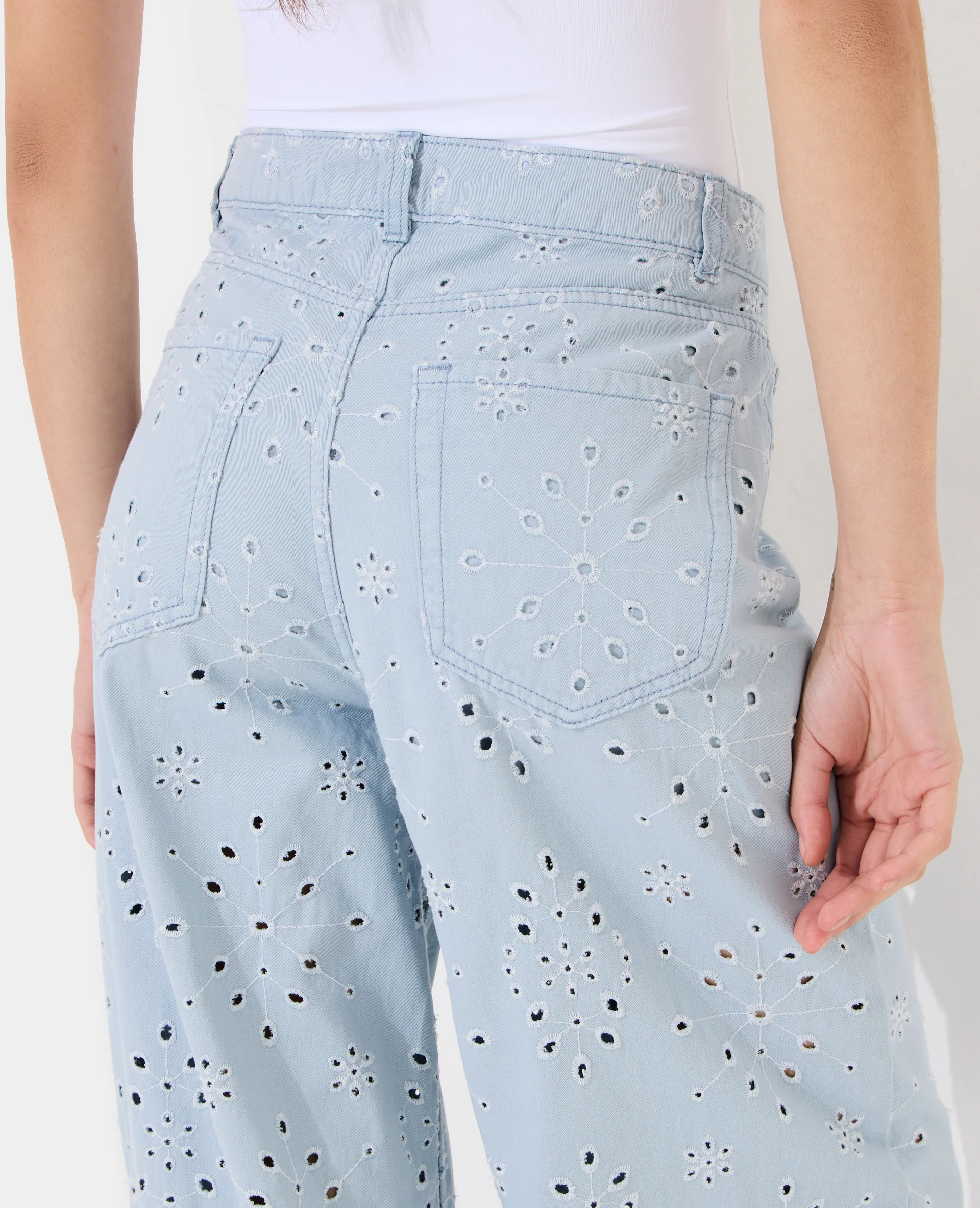 Jean wide ajouré façon broderie anglaise - Image 3