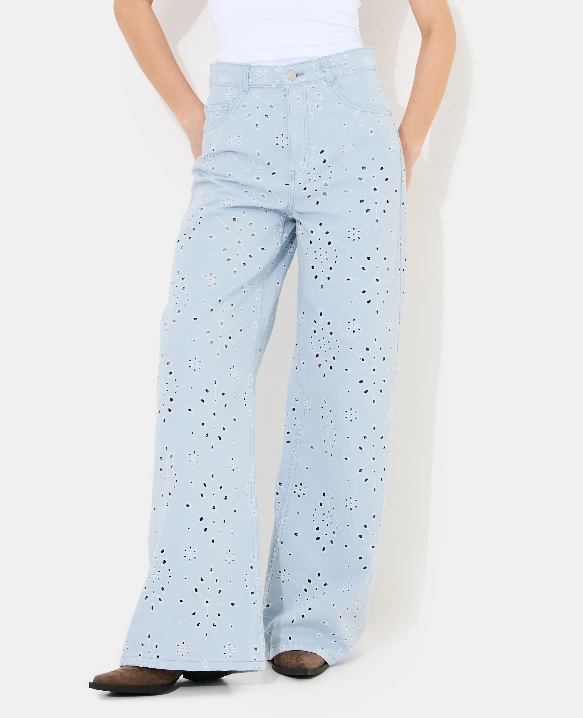Jean wide ajouré façon broderie anglaise - Image 5