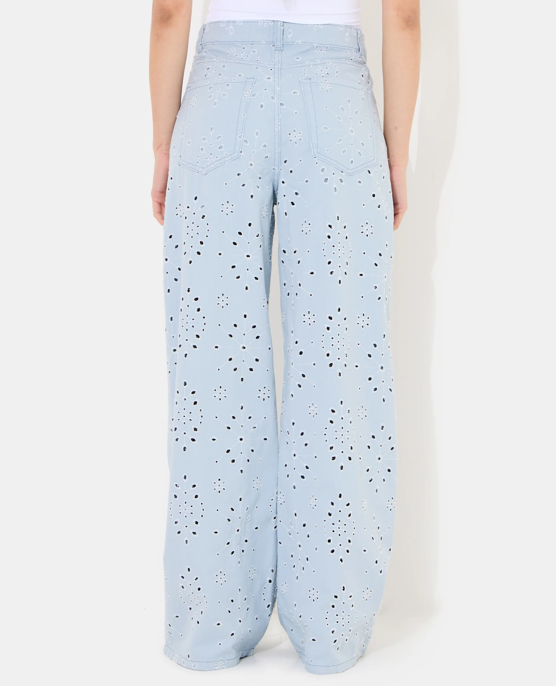 Jean wide ajouré façon broderie anglaise - Image 6