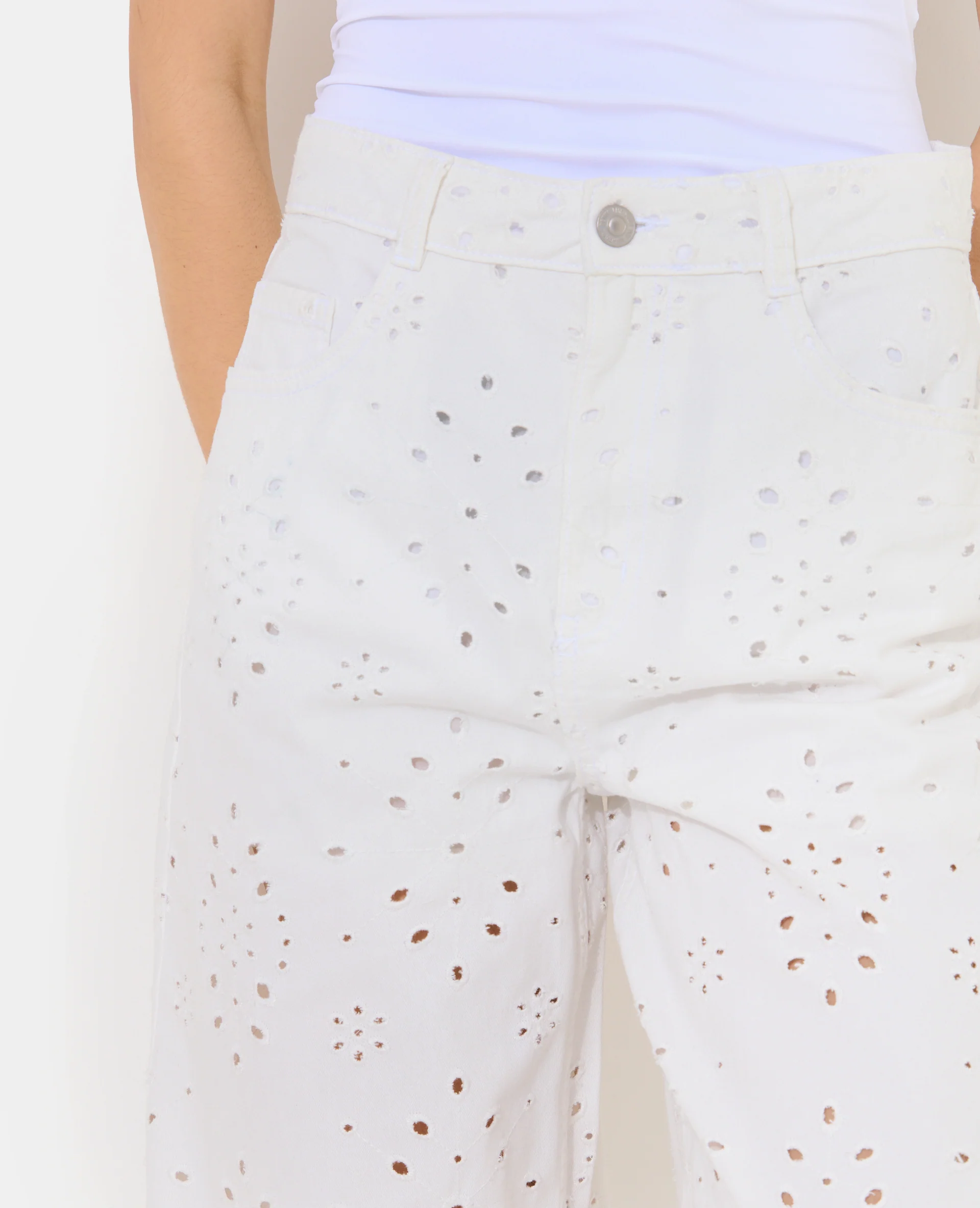 Jean wide ajouré façon broderie anglaise - Image 3