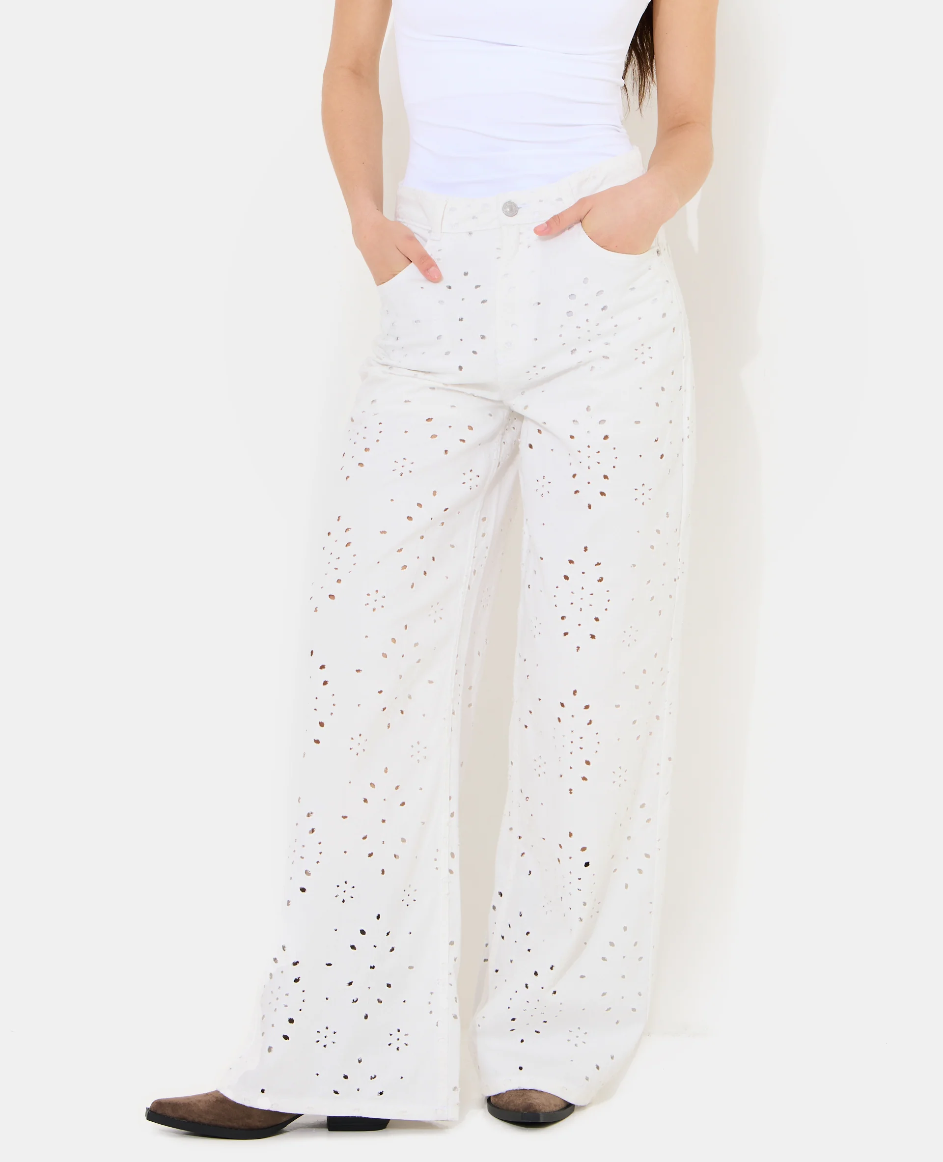 Jean wide ajouré façon broderie anglaise - Image 5