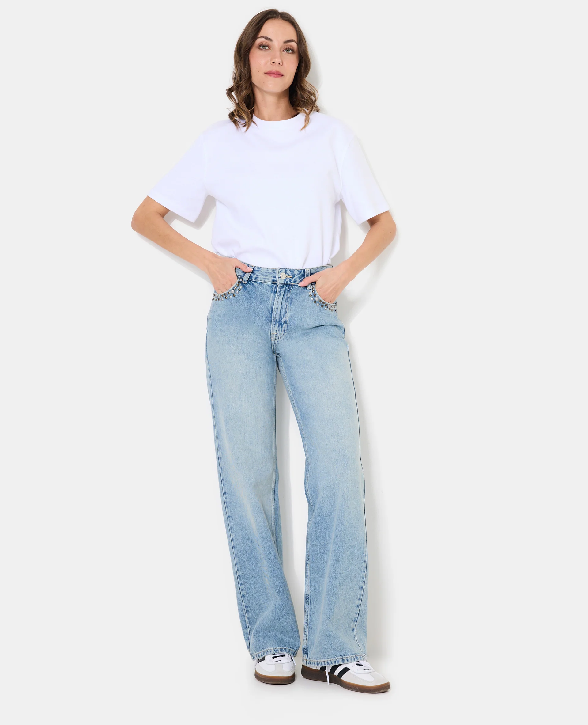 Jean wide taille medium avec clous et broderies