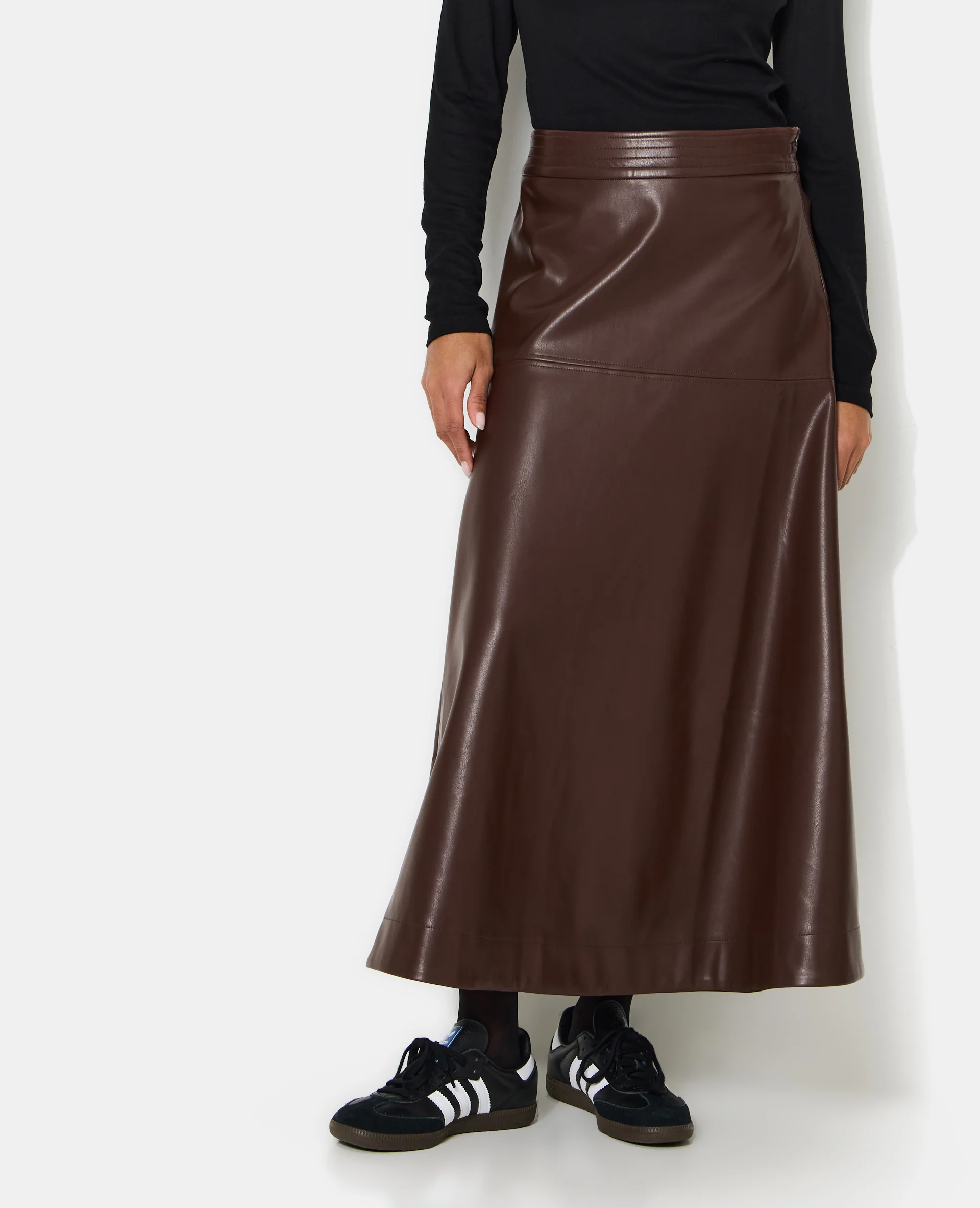 Jupe longue et évasée en simili avec jeux de couture - Image 7