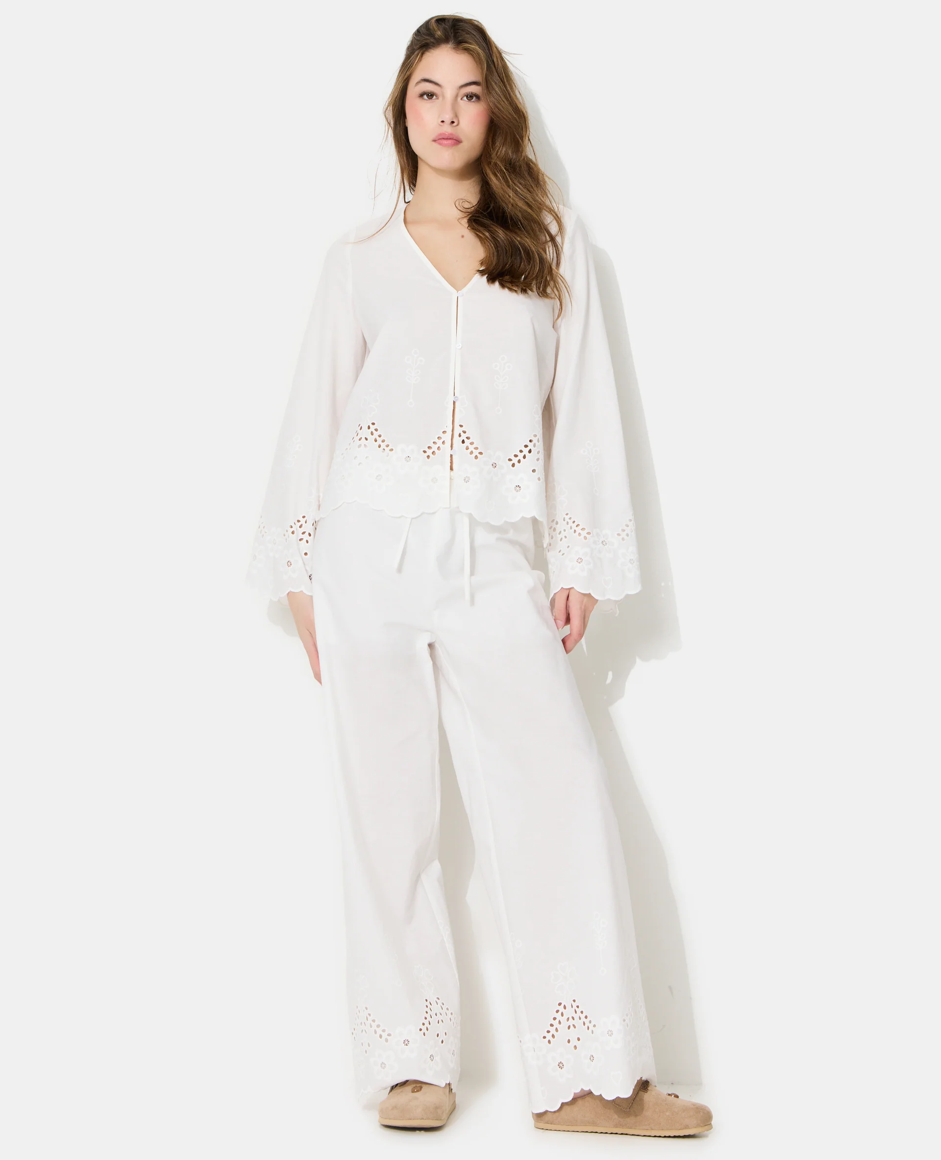Pantalon droit avec broderie anglaise ajourée - Image 3