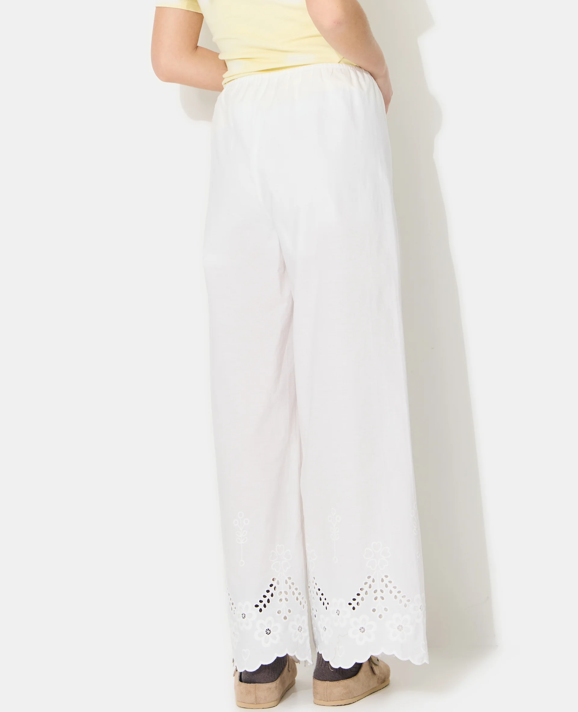 Pantalon droit avec broderie anglaise ajourée - Image 6
