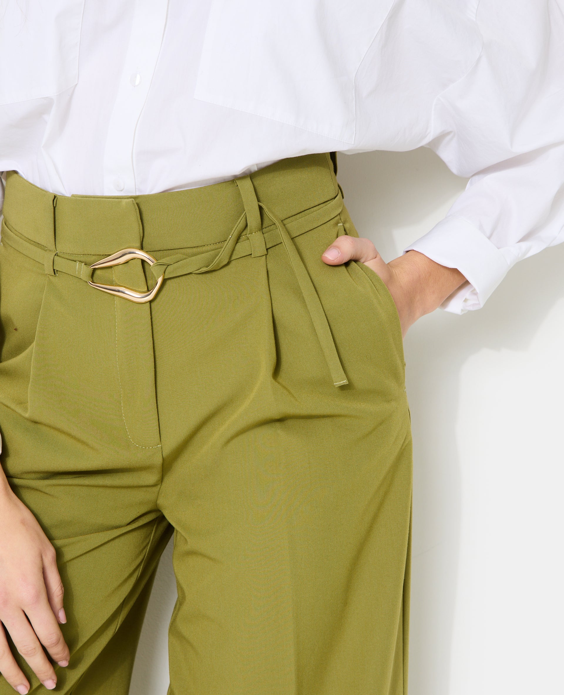 Pantalon droit avec ceinture et boucle fantaisie - Image 3