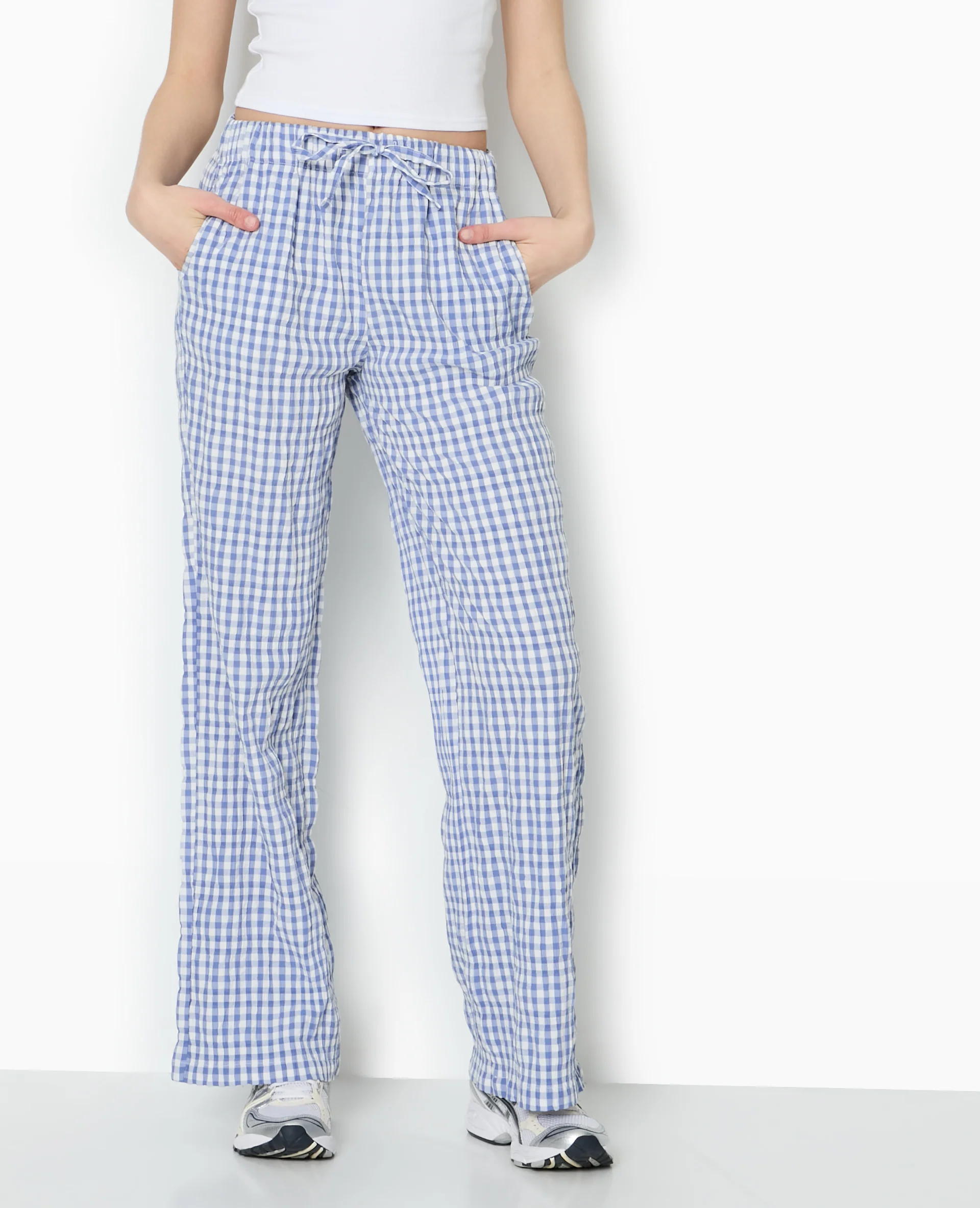 Pantalon droit en tissu gaufré motif vichy - Image 5