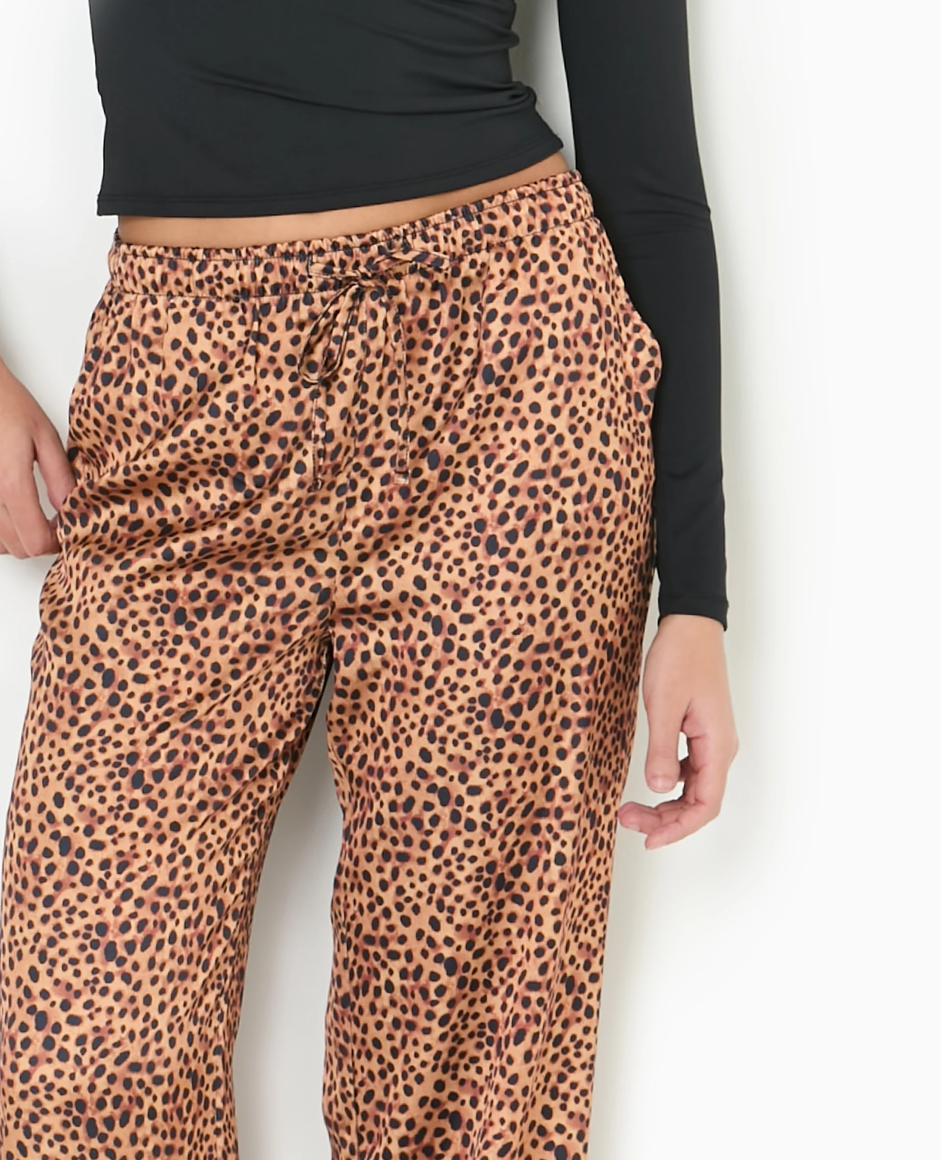 Pantalon large en tissu satiné motif léopard - Image 3