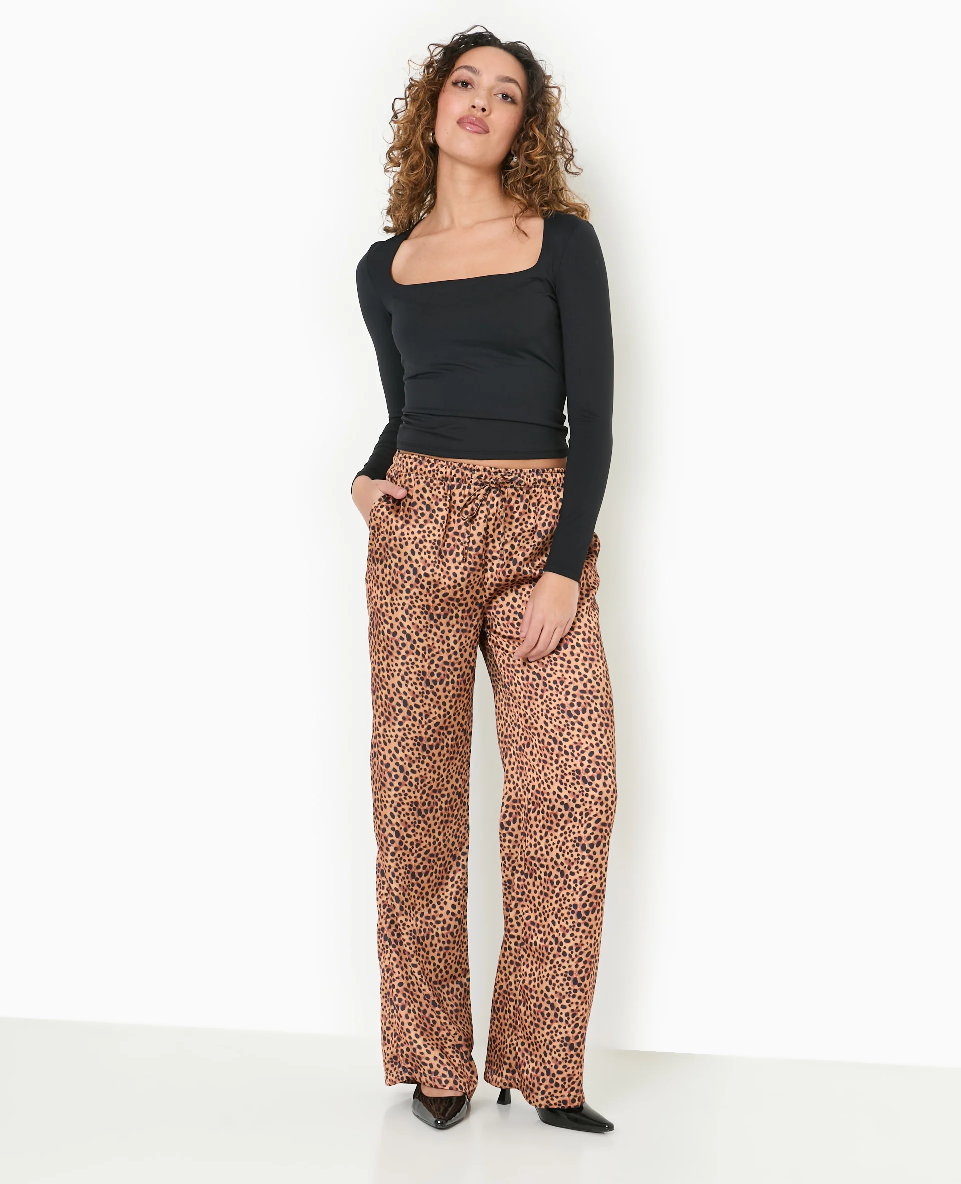 Pantalon large en tissu satiné motif léopard - Image 7