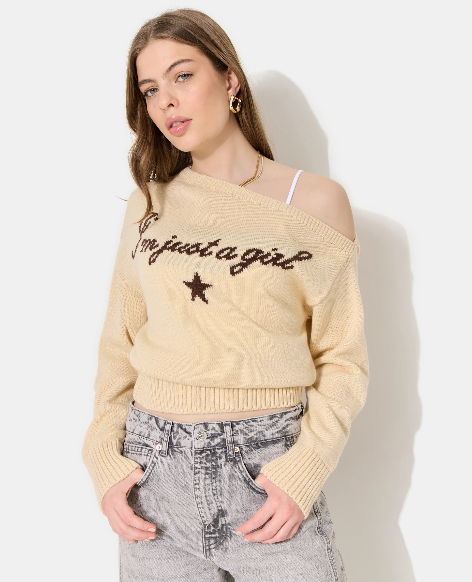Pull asymétrique avec écriture poitrine