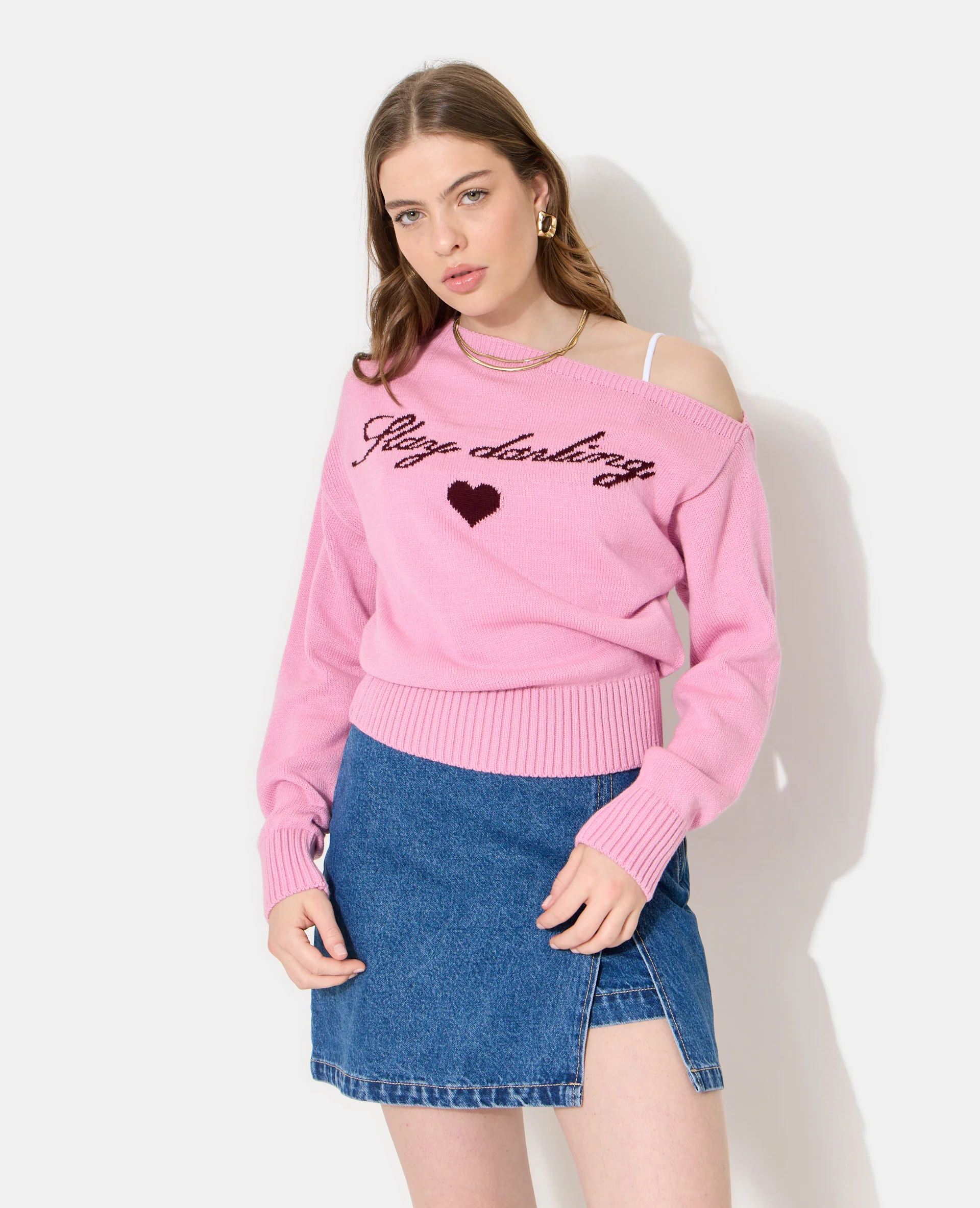 Pull asymétrique avec écriture poitrine